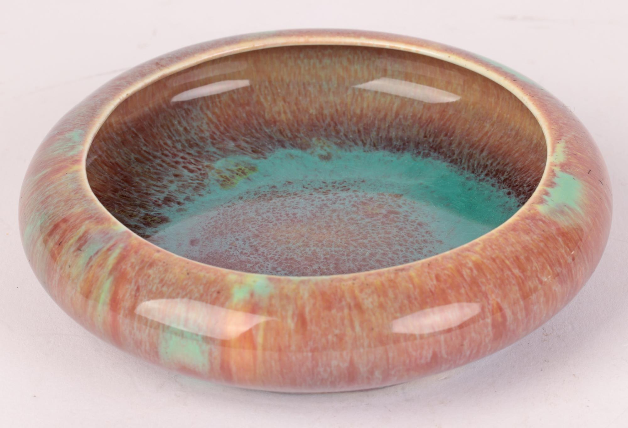 Plat en poterie d'art émaillée à gouttes de couleur flambée de style Ruskin Bon état - En vente à Bishop's Stortford, Hertfordshire
