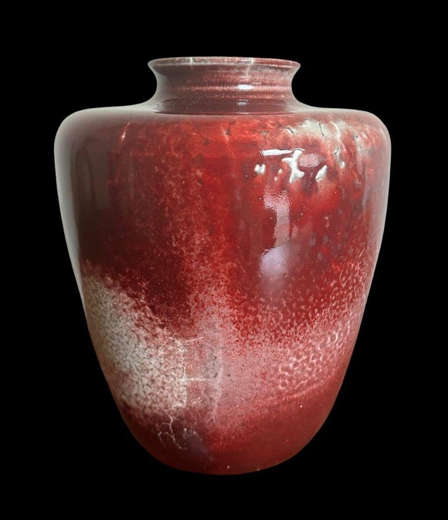 5383
Ruskin vase of swollen form and shouldered neck decorated with a rich High-fired glaze over a “Dove Grey” ground with several fissures.
Measures :22cm high, 17cm wide
Dated 1924.