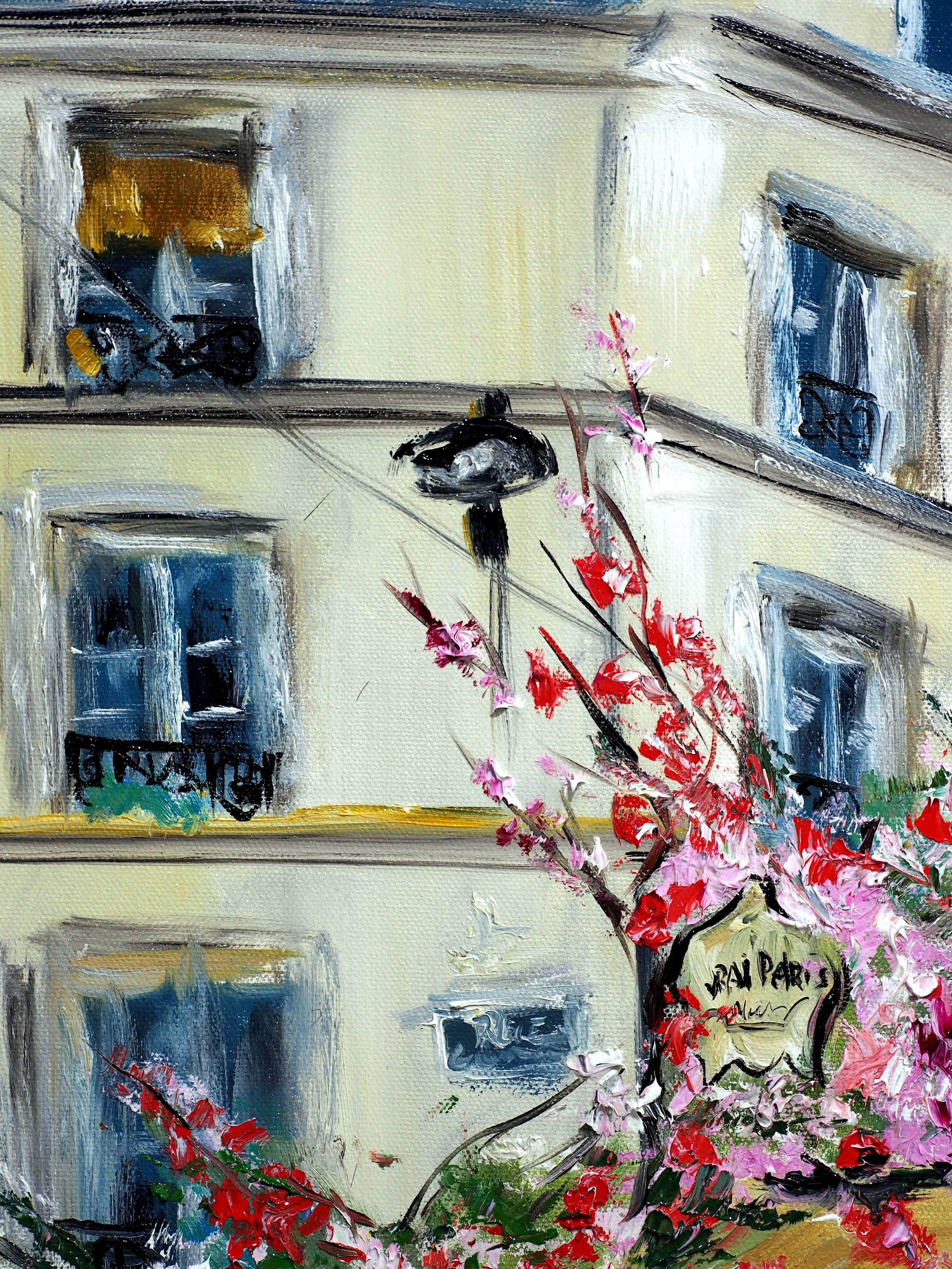 Dieses originelle, einzigartige Gemälde zeigt das ikonische Pariser Café Vrai Paris in Montmarte. Die blühenden Kirschblüten erhellen diese Szene mit ihrer Sanftheit, während man Eindrücke von Menschen sieht, die im Café speisen, während andere