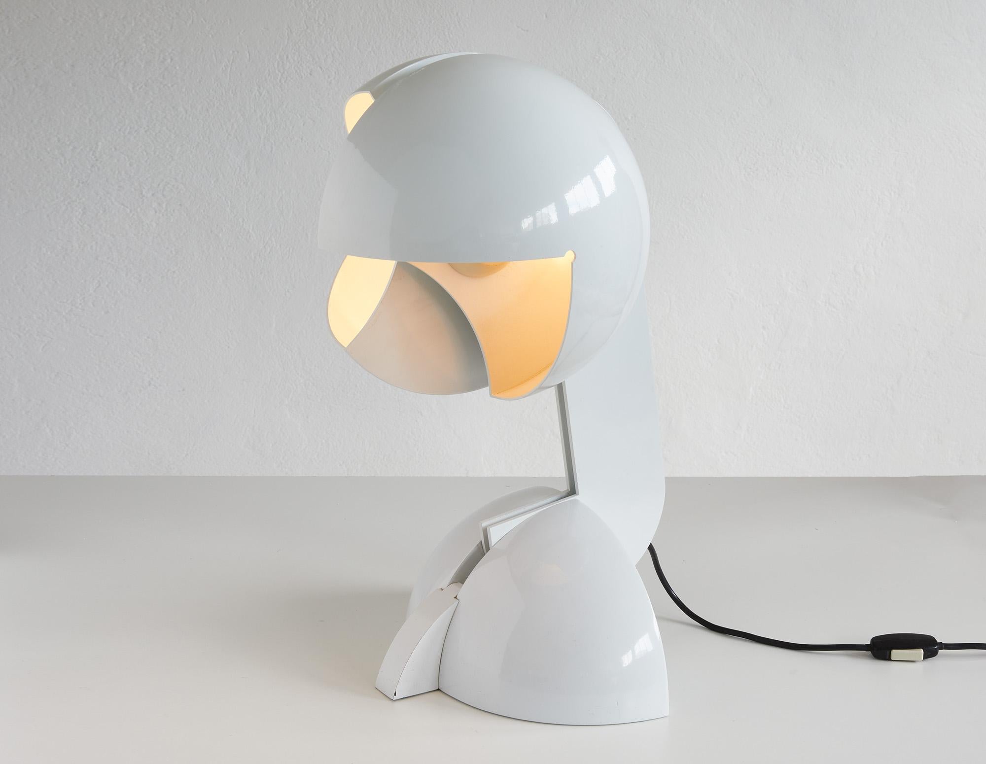 Vintage and all original Ruspa table lamp by Gae Aulenti in white enameled metal and cast iron designed for Martinelli Luce in 1968.

The lamp features a central movable arm that can be put in different positions. The individually shaped two