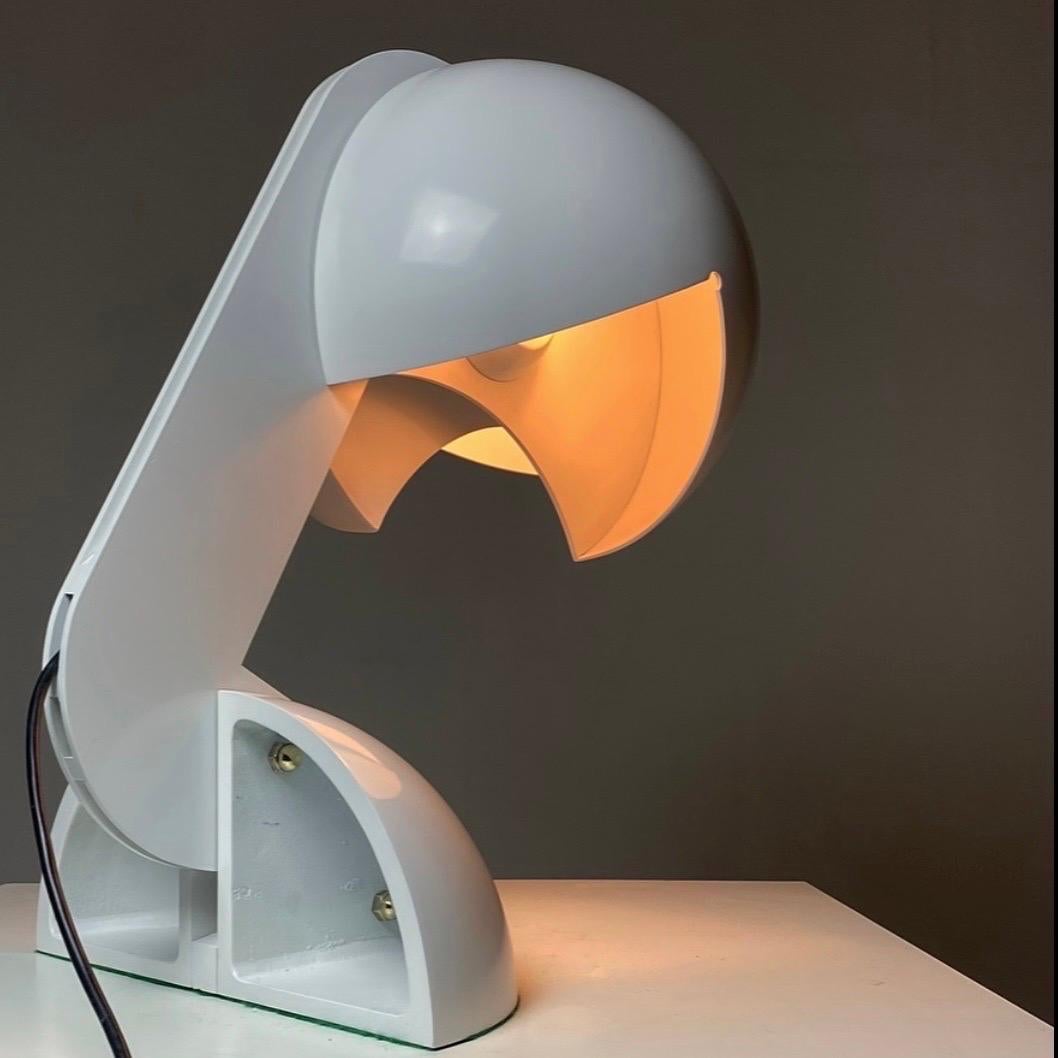 Lampe de table iconique Ruspa par Gae Aplenty pour Martinelli Luce, Italie, années 1970. 

La Ruspa a été conçue en 1968 et est fabriquée en métal laqué et en fonte. Deux sources lumineuses ( E27 / E26 ) avec des supports d'ampoules en porcelaine.