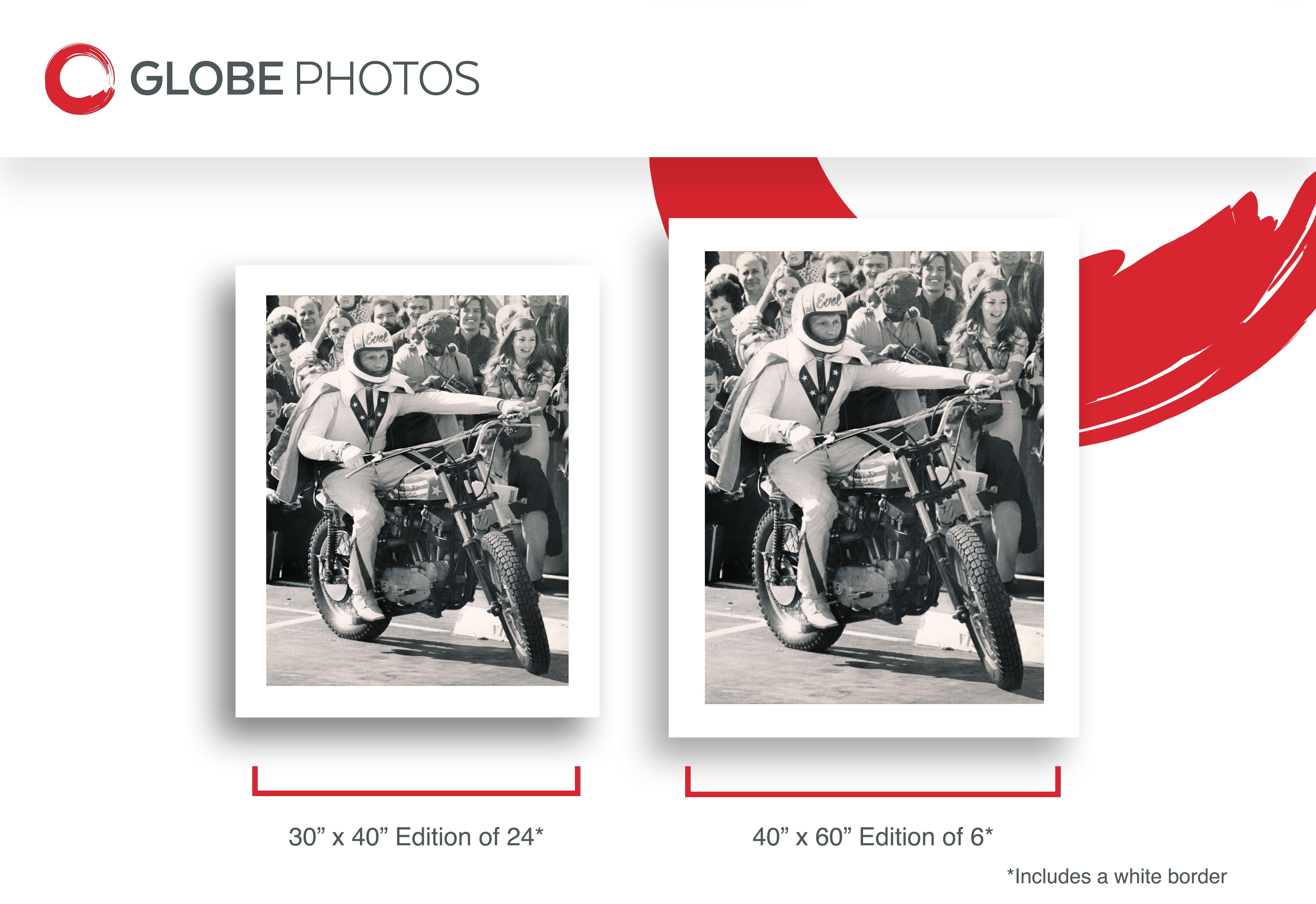 Evel Knievel en moto - Portrait Photograph Negro de Russ Reed