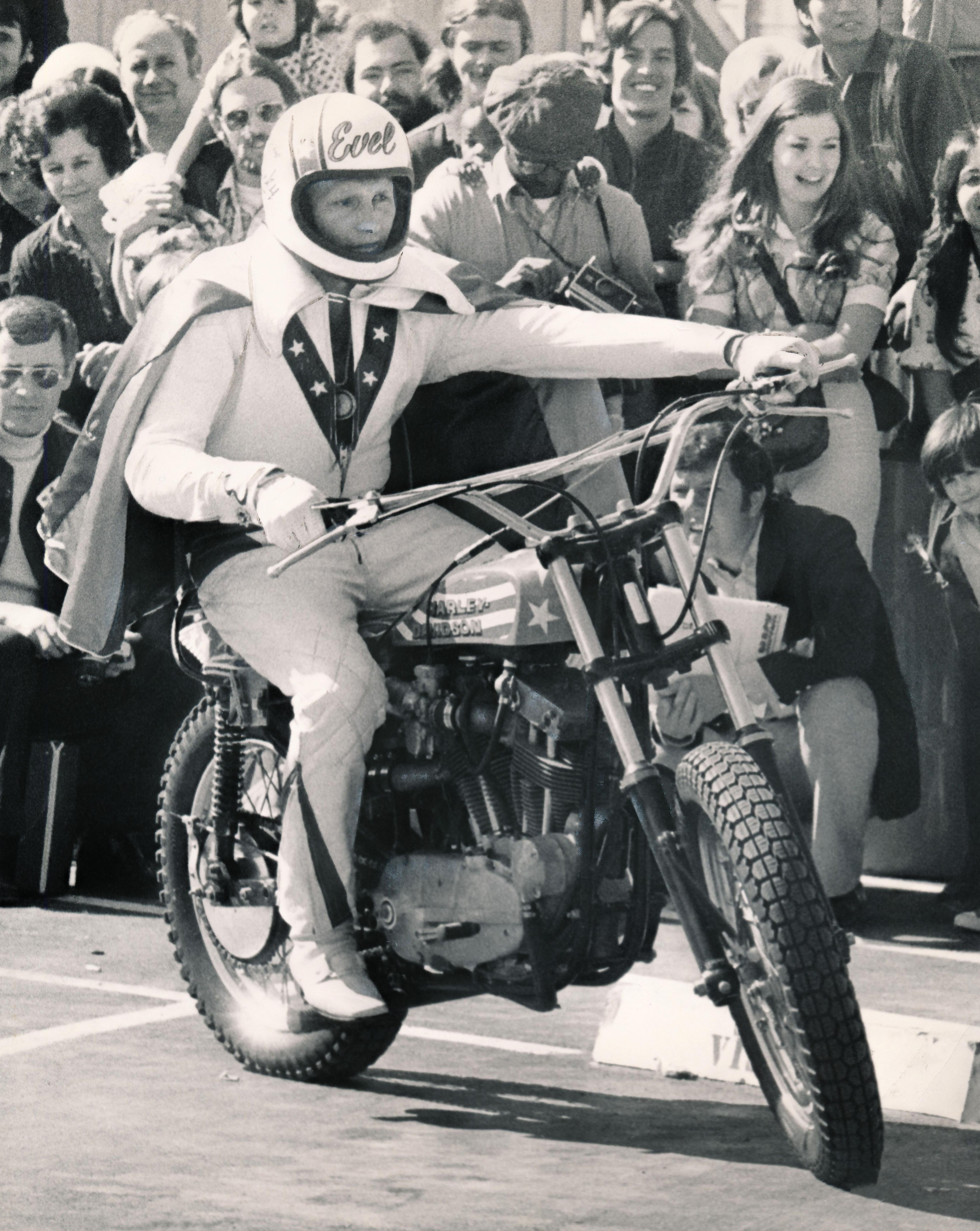 Russ Reed Portrait Photograph - Evel Knievel on Motorbike