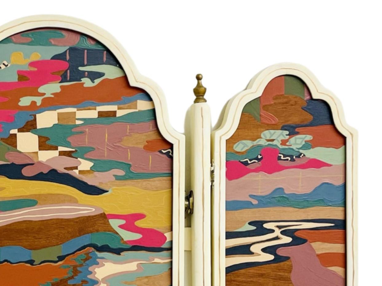 Zeitgenössische farbenfrohe abstrakte Landschaftsmalerei des in New Jersey lebenden Künstlers Russ Rubin. Das Werk zeigt eine jenseitige Landschaft in gedämpften Wüstentönen, die der Künstler in einen dekorativen Vintage-Rahmen gehängt hat, der den