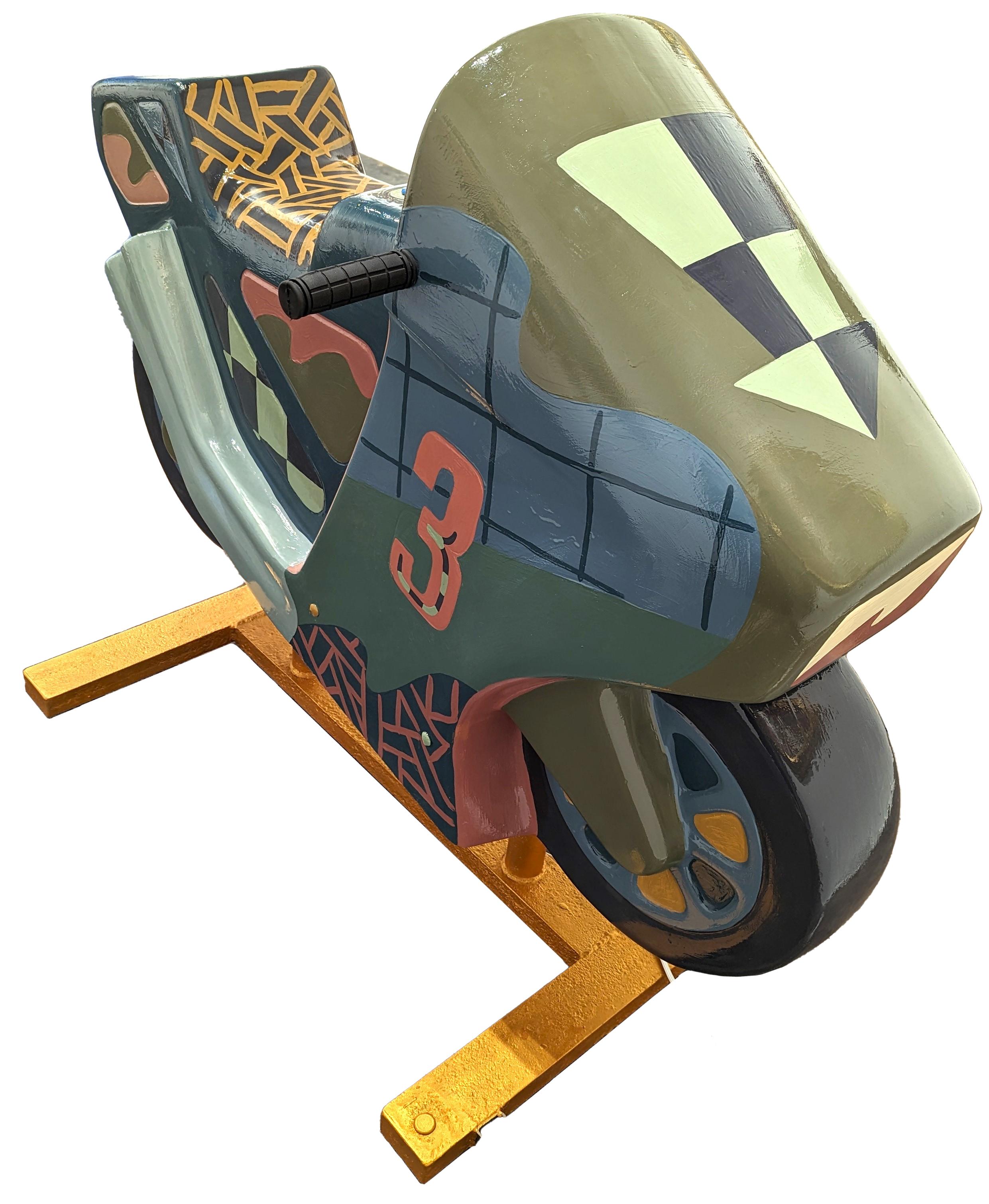 „Look Mommy“ Zeitgenössische abstrakte, funktionale Motorrad-Skulptur in Pastell – Sculpture von Russ Rubin