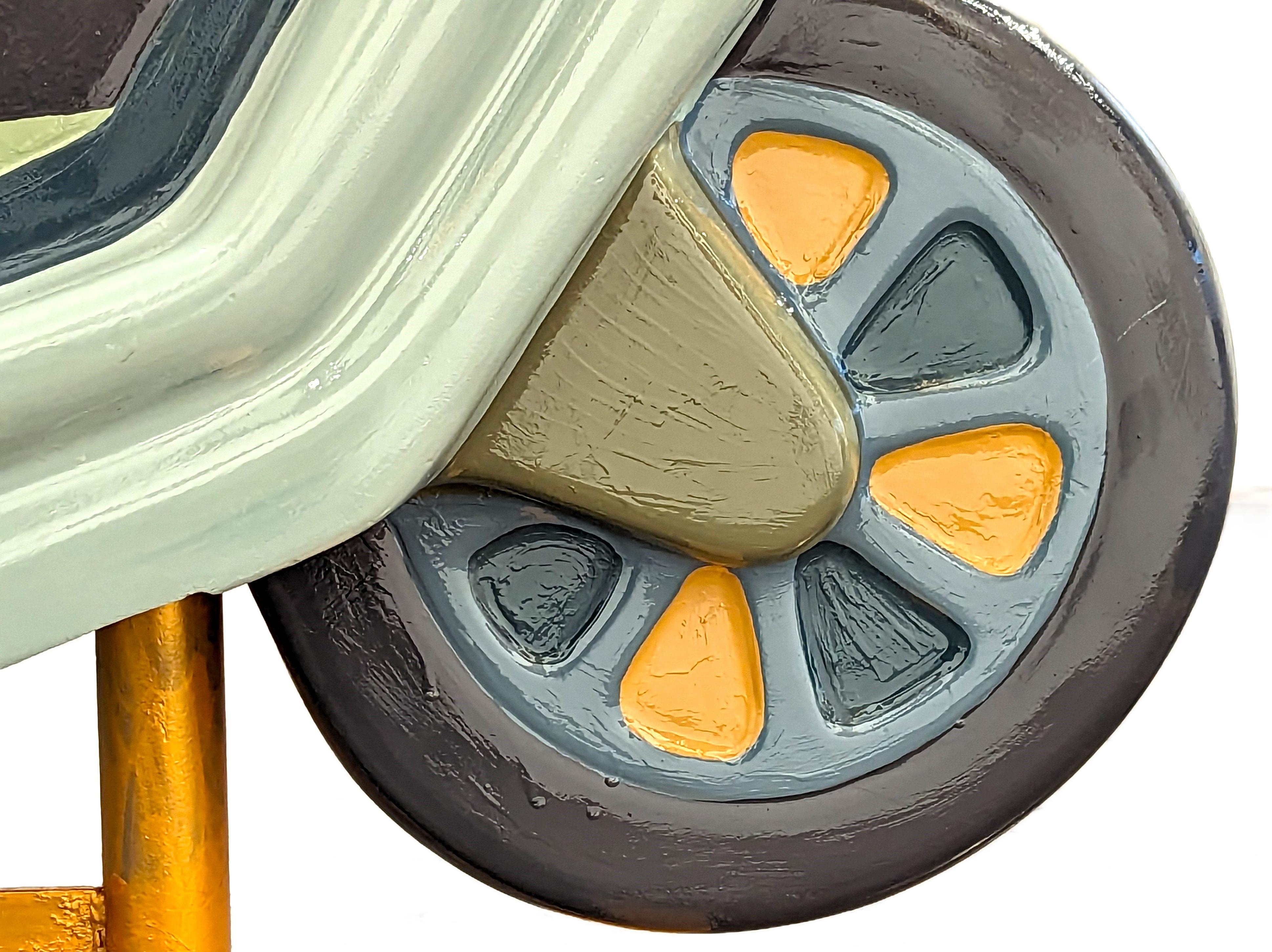 „Look Mommy“ Zeitgenössische abstrakte, funktionale Motorrad-Skulptur in Pastell im Angebot 4