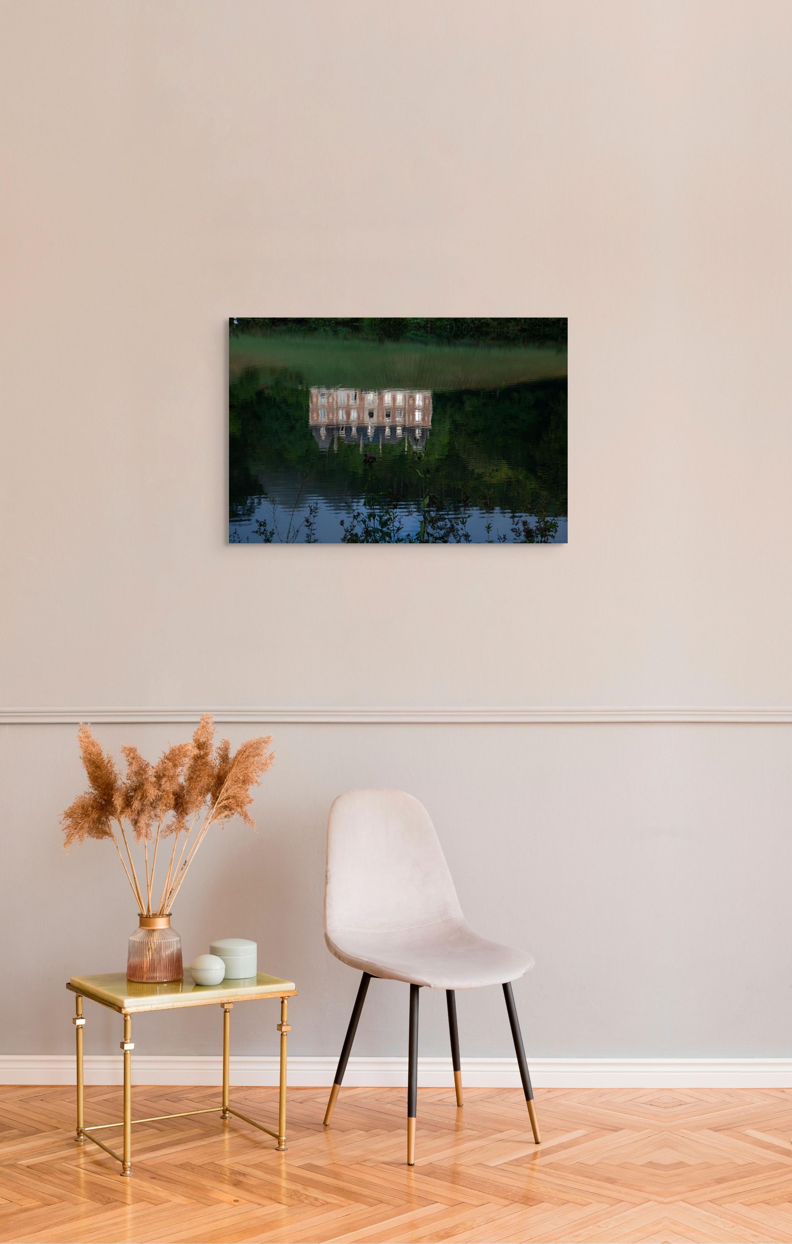 Château Reflection - Photograph de Russel Kiehn