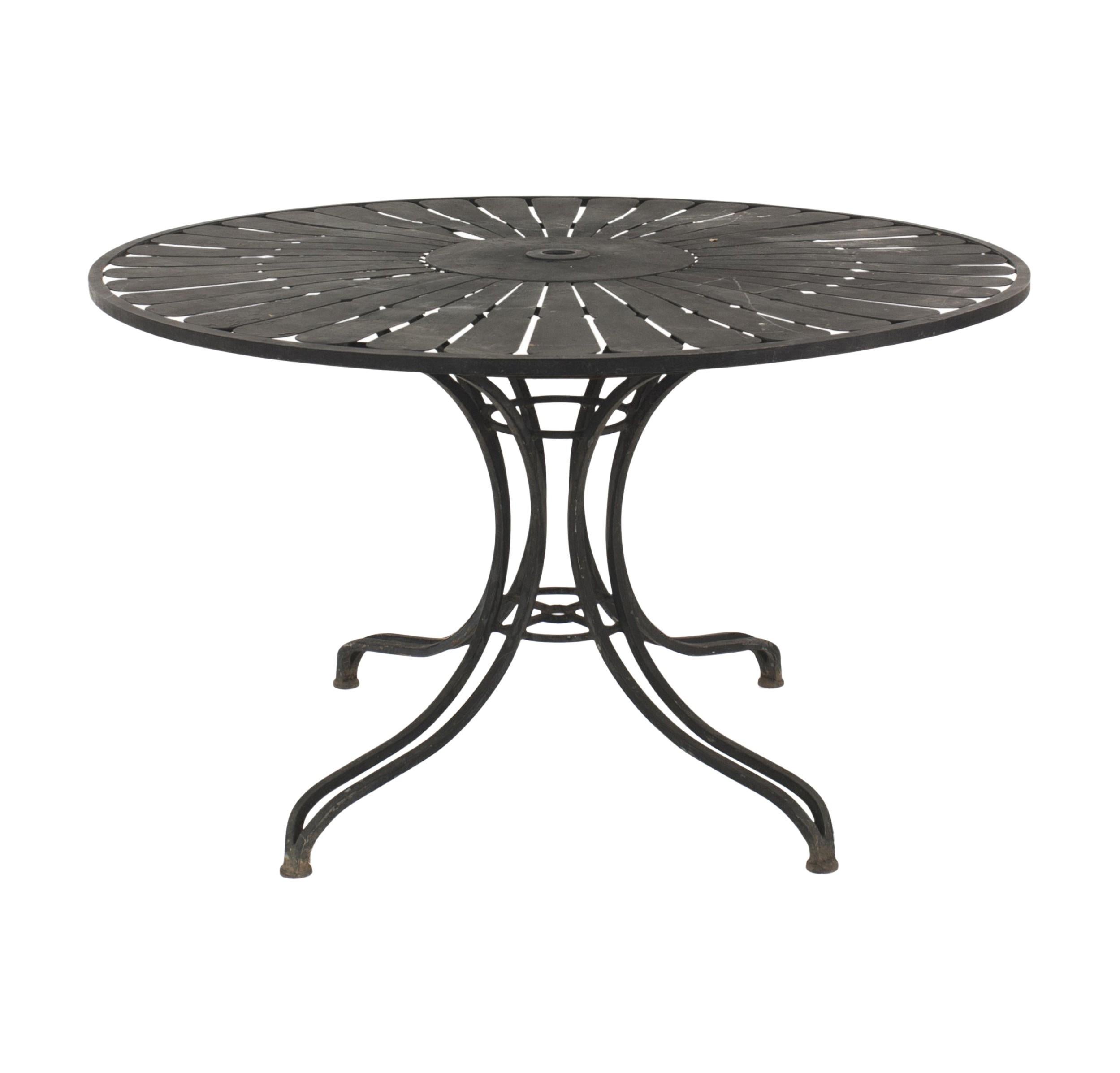 Table ronde d'extérieur en fer émaillé noir avec un plateau perforé (par RUSSELL WOODARD)

Condit : Bon ; Usures dues à l'âge et à l'utilisation