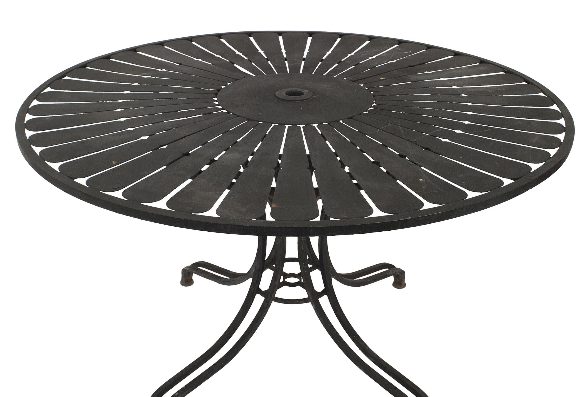 Biedermeier Table de salle à manger ronde en fer émaillé noir Russell Woodard en vente