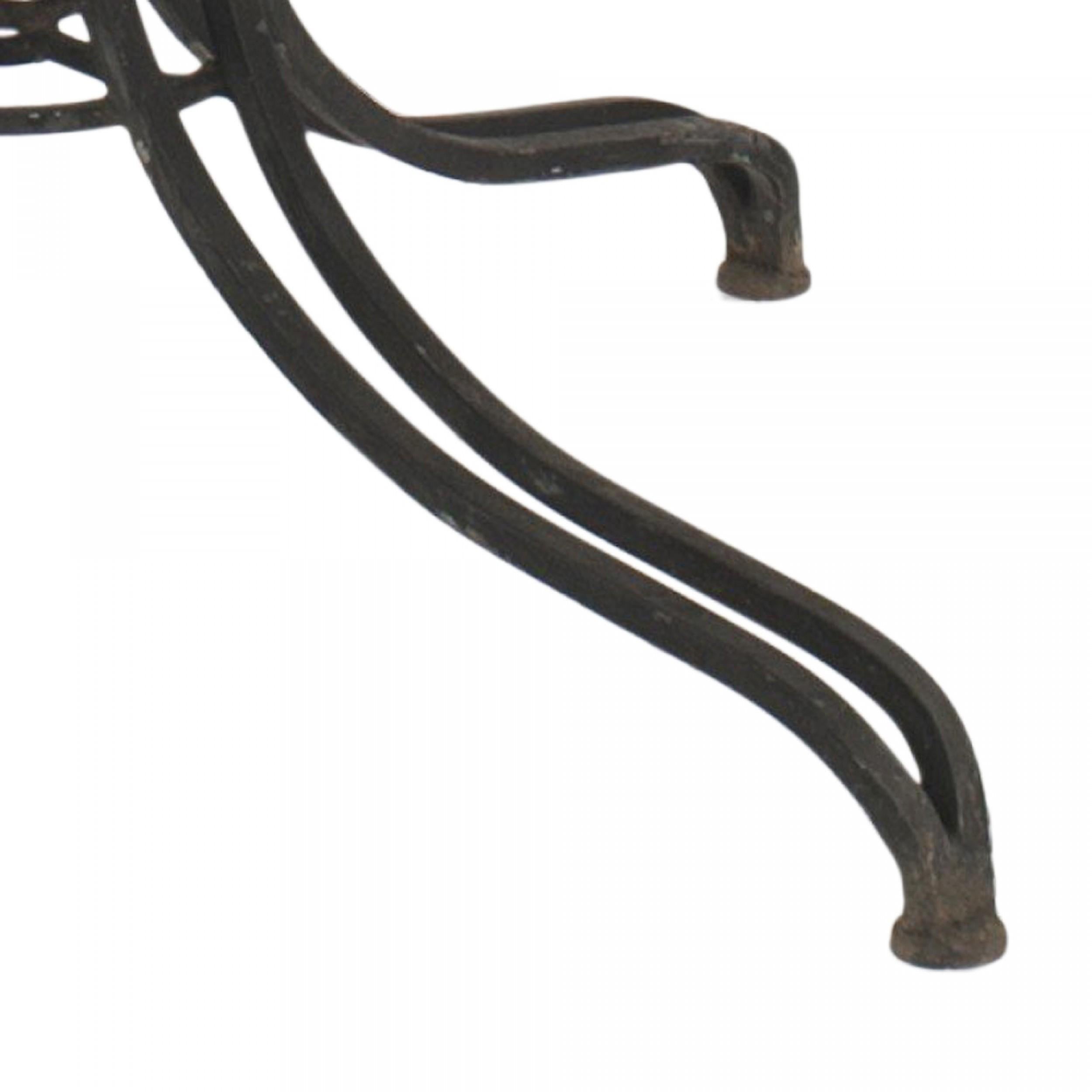 Émaillé Table de salle à manger ronde en fer émaillé noir Russell Woodard en vente