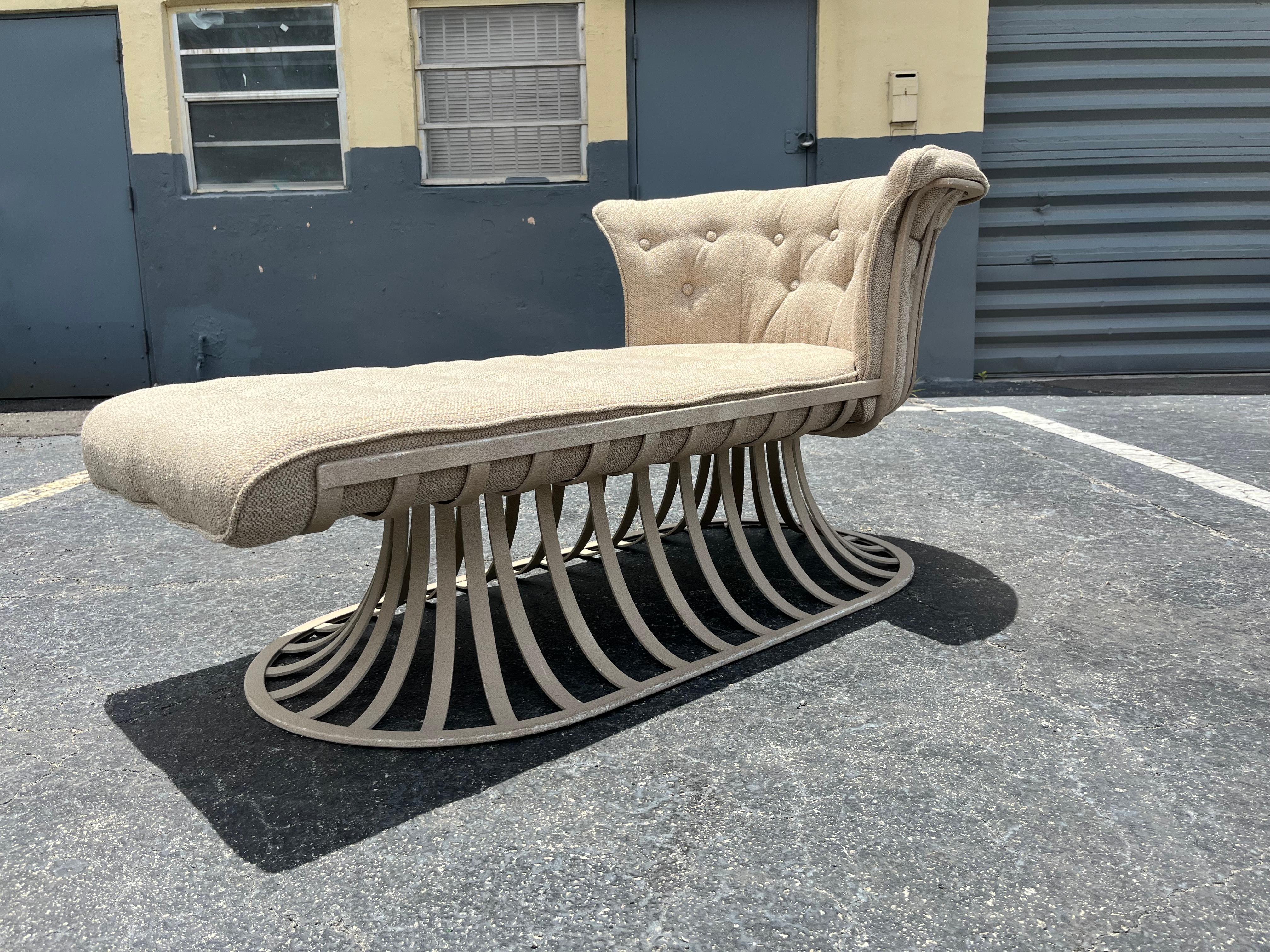 Chaise en aluminium Russel Woodard Mid-Century Modern, aluminium avec finition beige, revêtement en tissu beige. Nous pouvons vous aider à remettre en état ou à remplacer les tissus d'ameublement.