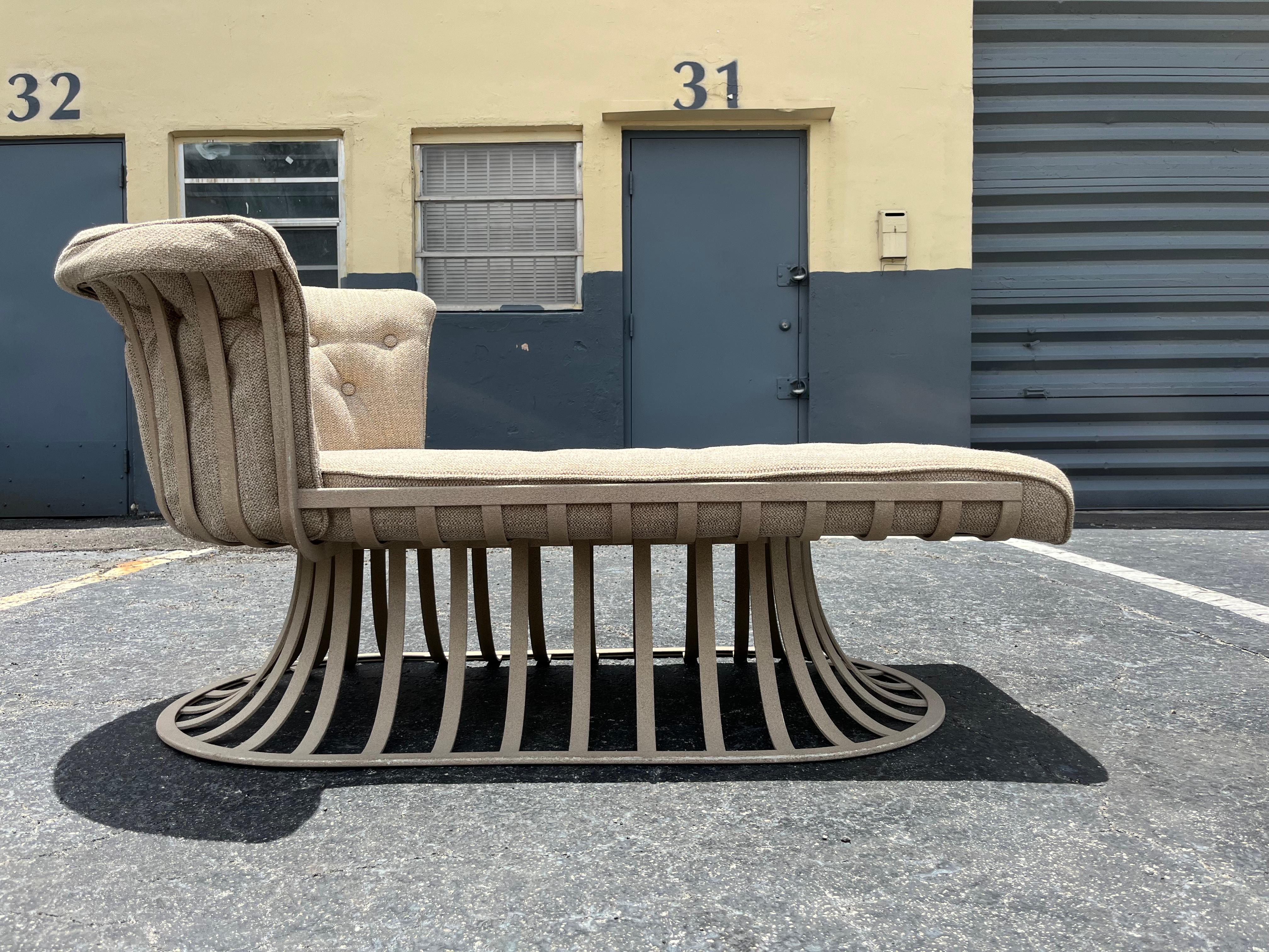 Mid-Century Modern Chaise longue Russel Woodard en aluminium moderne du milieu du siècle dernier avec finition beige en vente