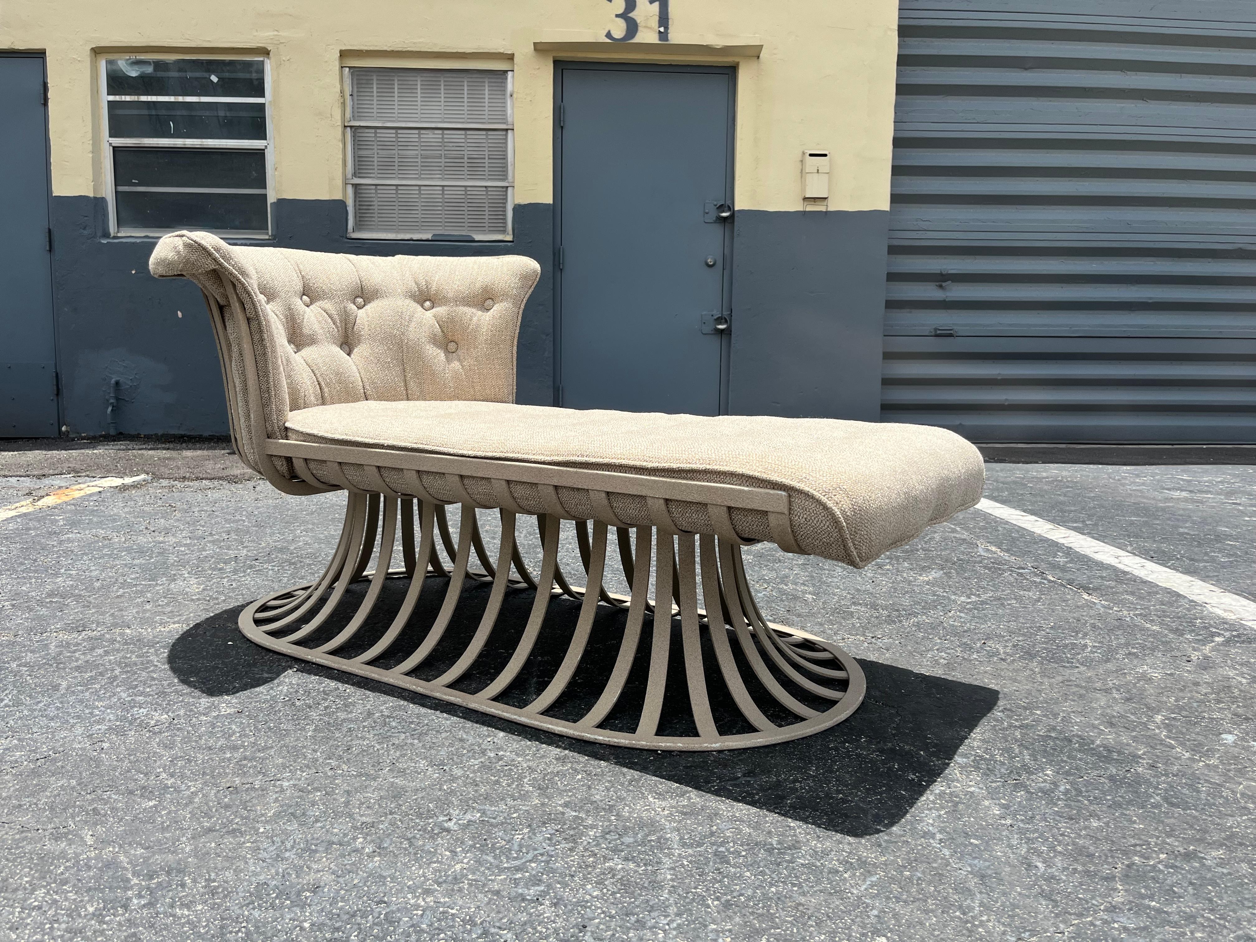 Américain Chaise longue Russel Woodard en aluminium moderne du milieu du siècle dernier avec finition beige en vente