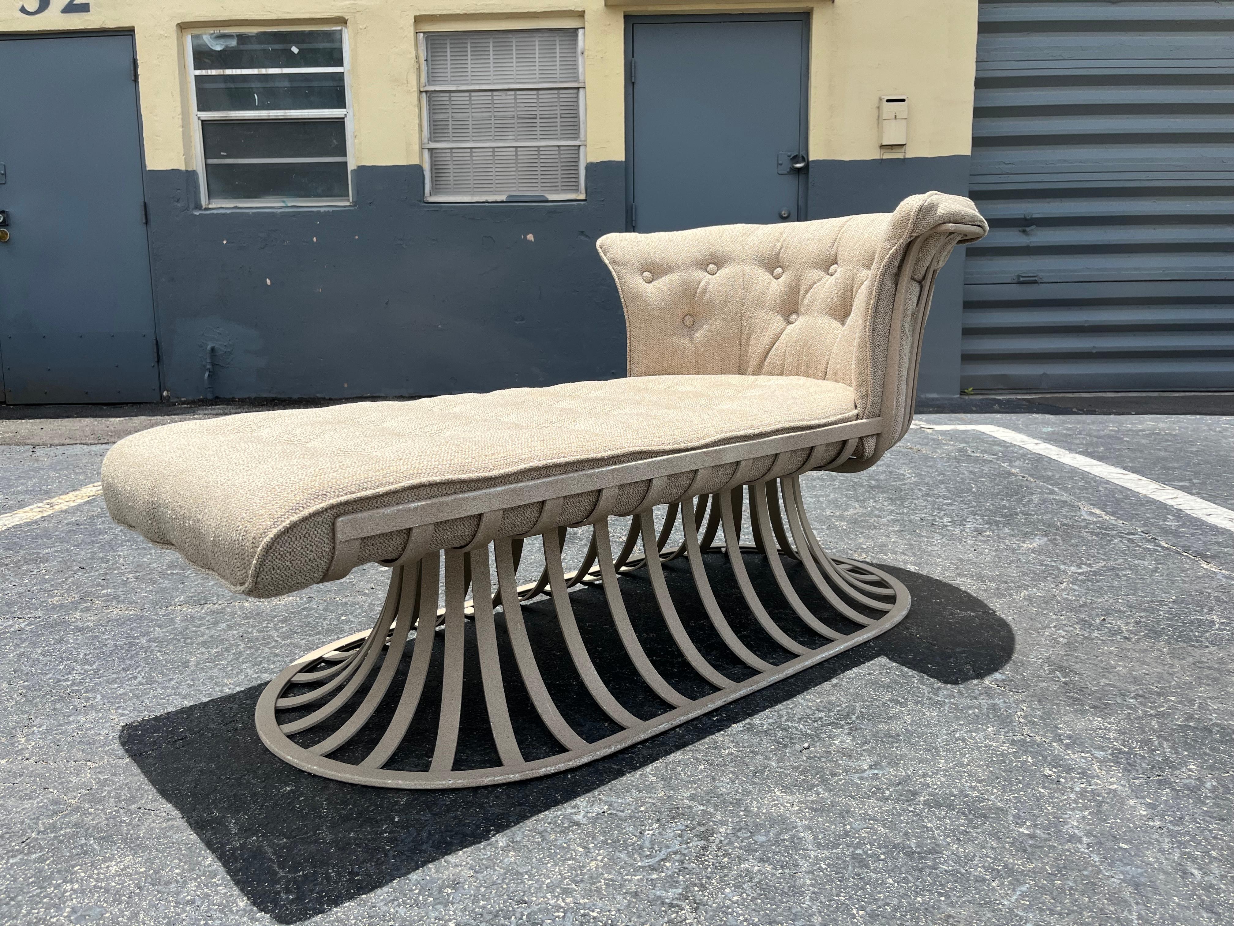 Aluminium Chaise longue Russel Woodard en aluminium moderne du milieu du siècle dernier avec finition beige en vente