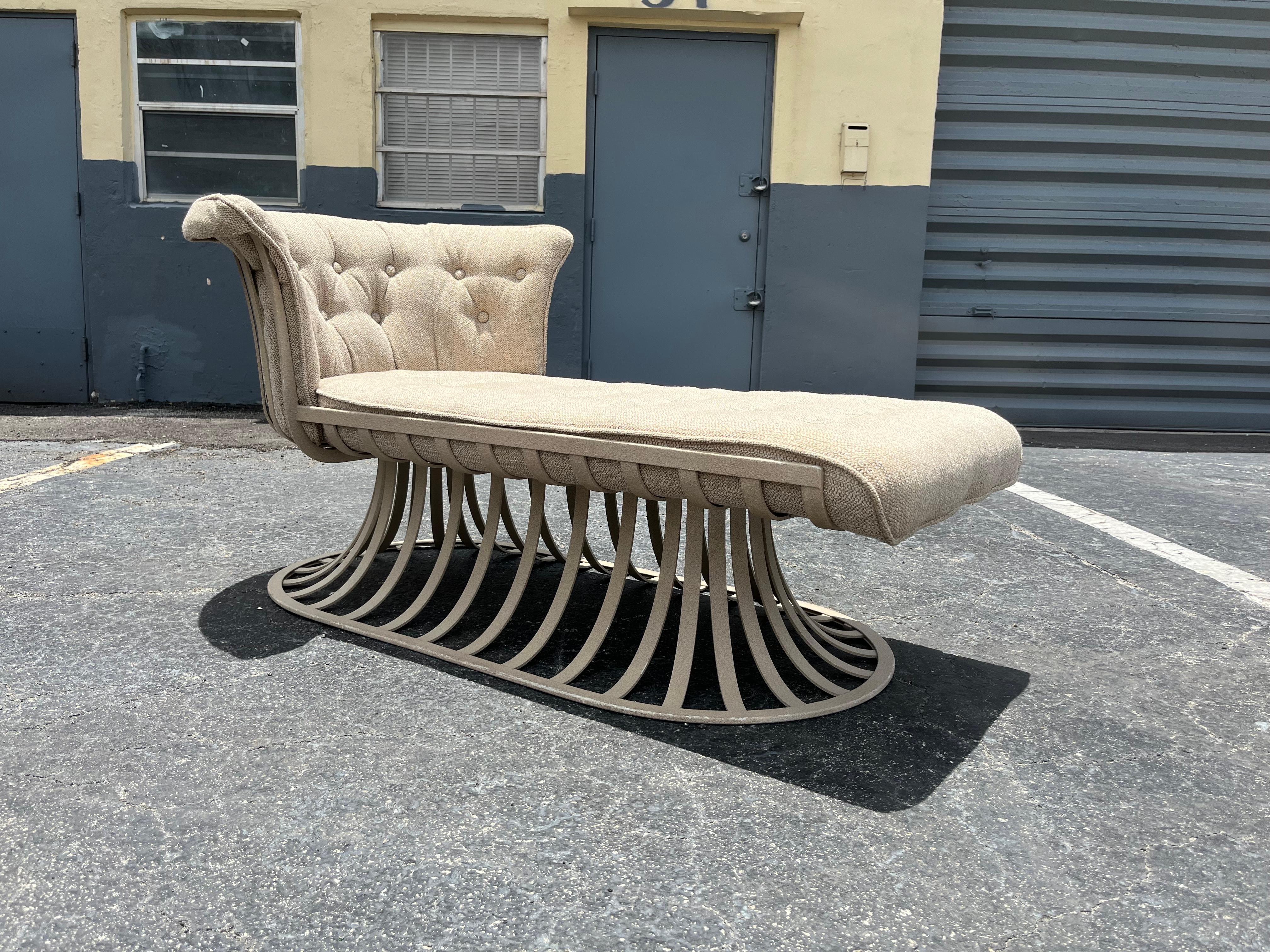 Chaise longue Russel Woodard en aluminium moderne du milieu du siècle dernier avec finition beige en vente 1