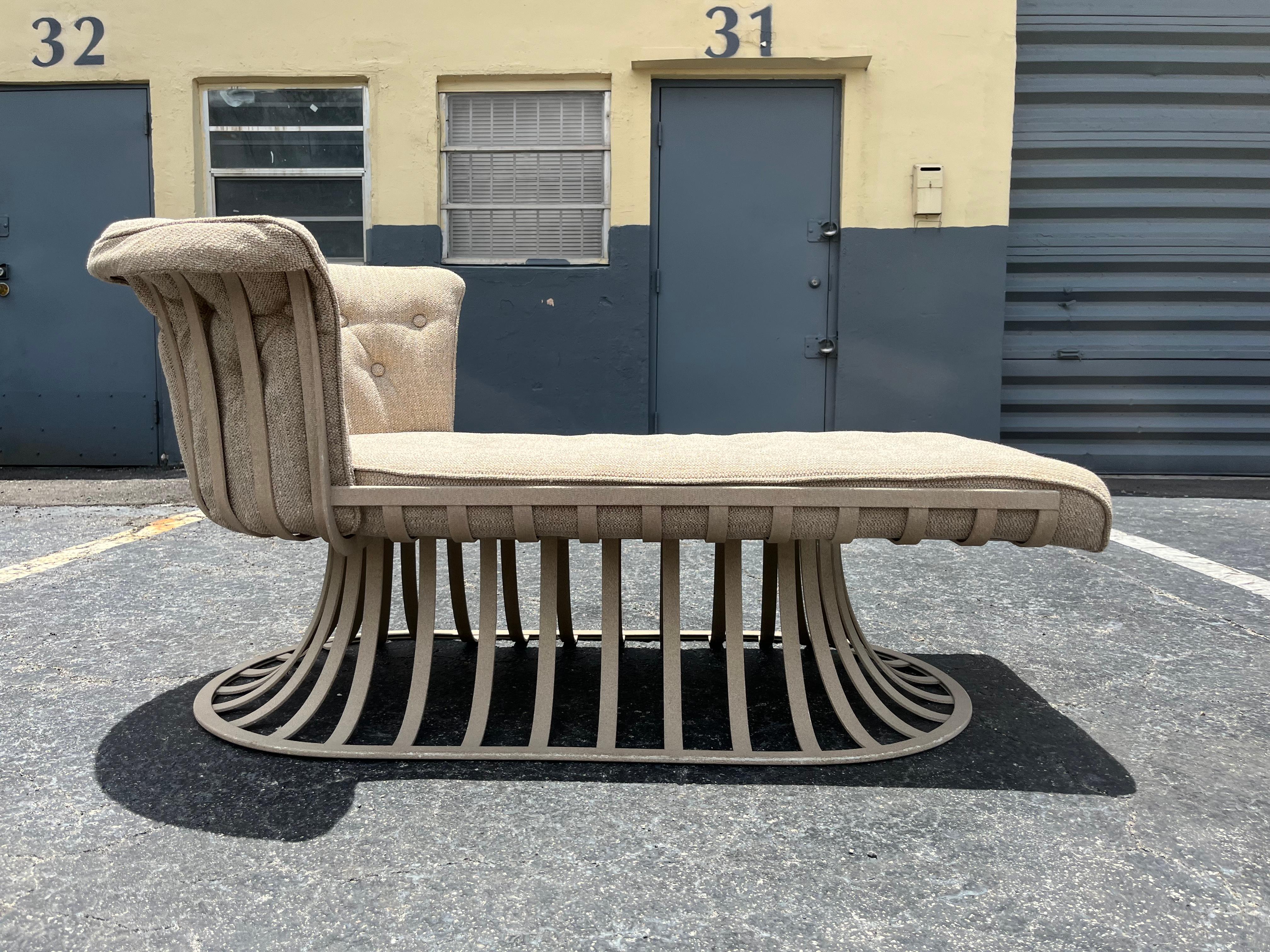 Chaise longue Russel Woodard en aluminium moderne du milieu du siècle dernier avec finition beige en vente 2