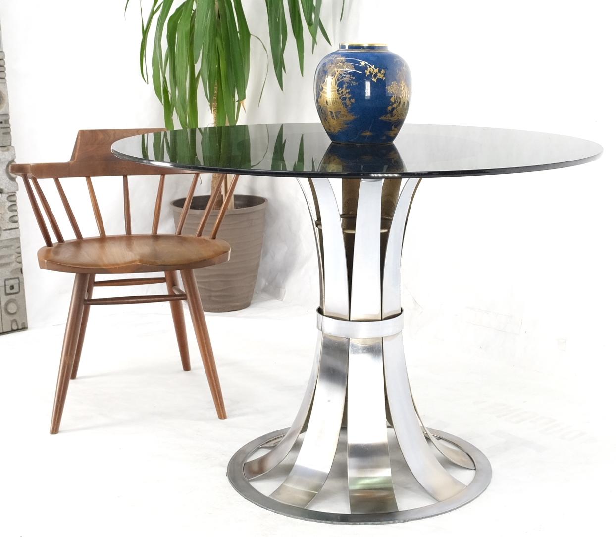 Russel Woodard Esstisch mit runder Rauchglasplatte und poliertem Aluminiumfuß  im Angebot 3