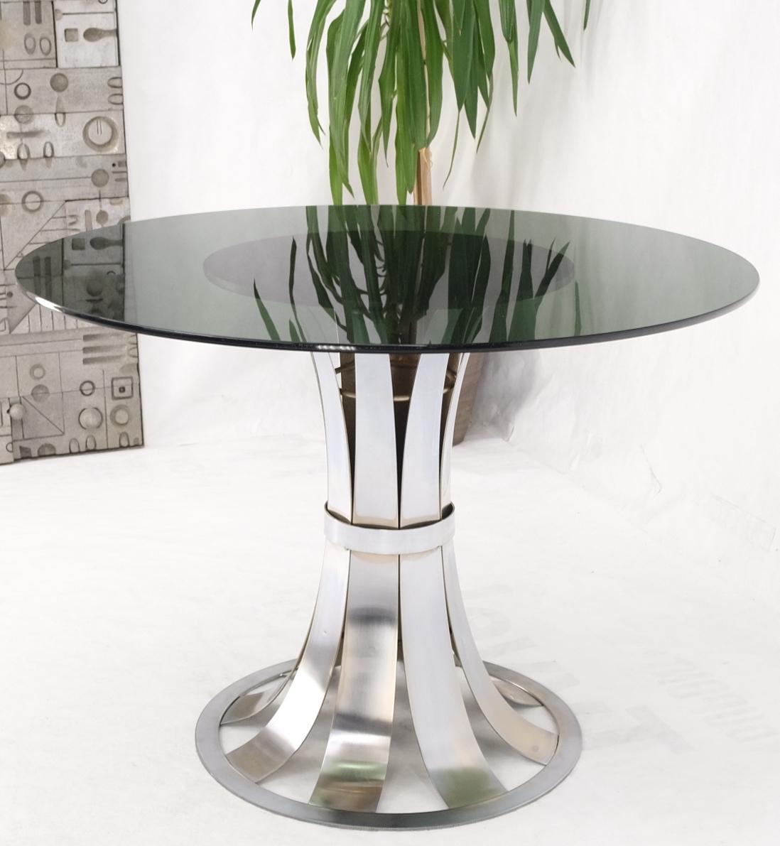 Russel Woodard Esstisch mit runder Rauchglasplatte und poliertem Aluminiumfuß  im Angebot 4