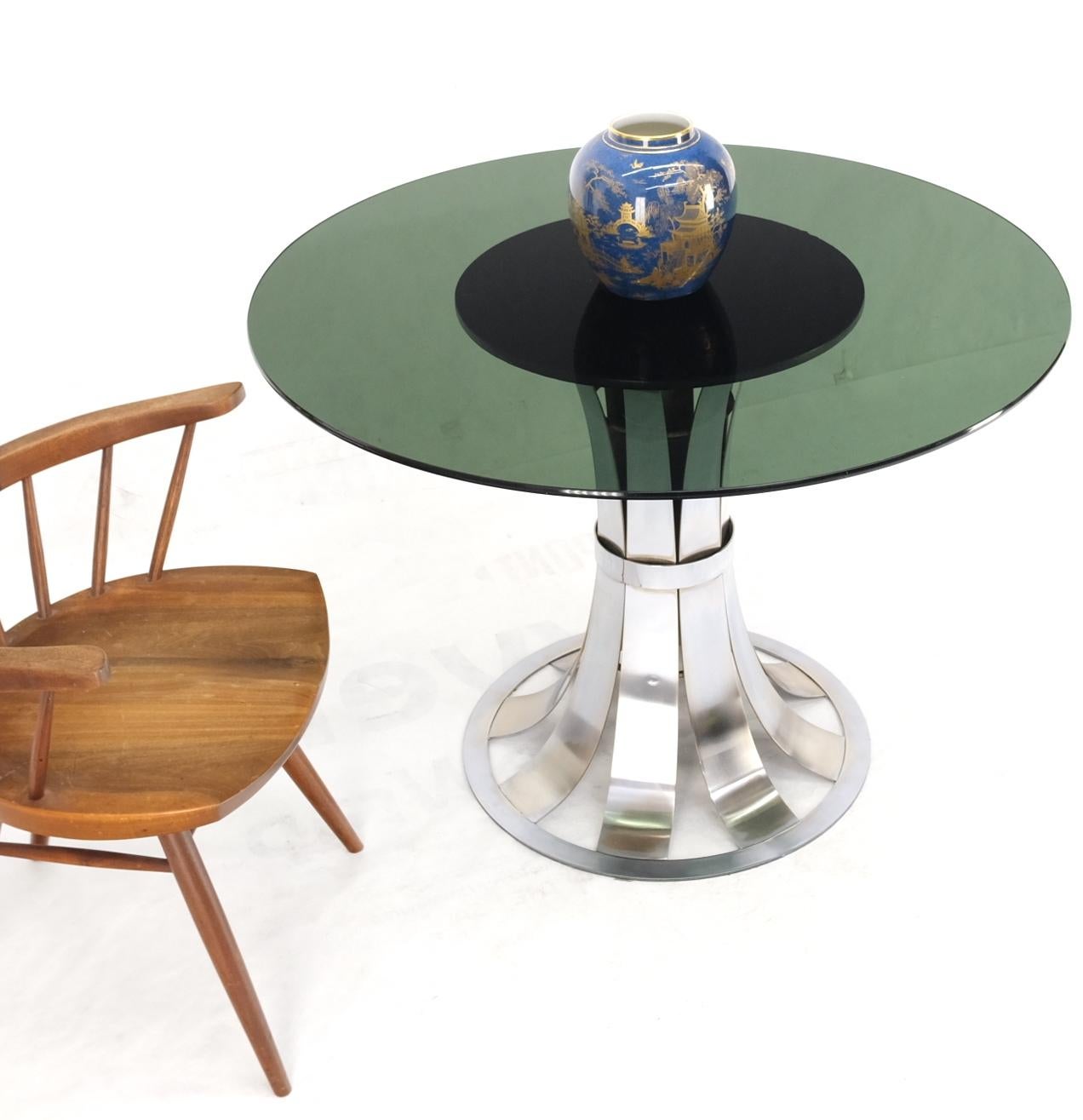 Russel Woodard Esstisch mit runder Rauchglasplatte und poliertem Aluminiumfuß  im Angebot 5
