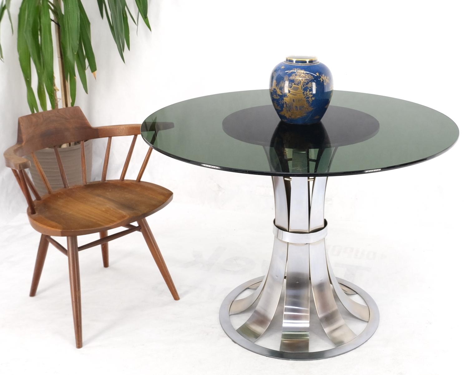 Table de café-restaurant Russel Woodard à base d'aluminium poli et à plateau rond en verre fumé.