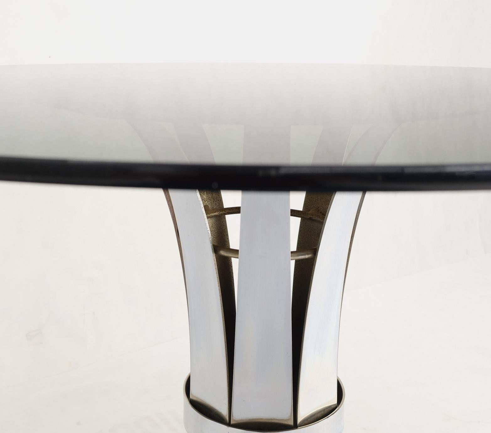 Mid-Century Modern Table basse de salle à manger ronde à plateau en verre fumé avec base en aluminium poli Russel Woodard  en vente