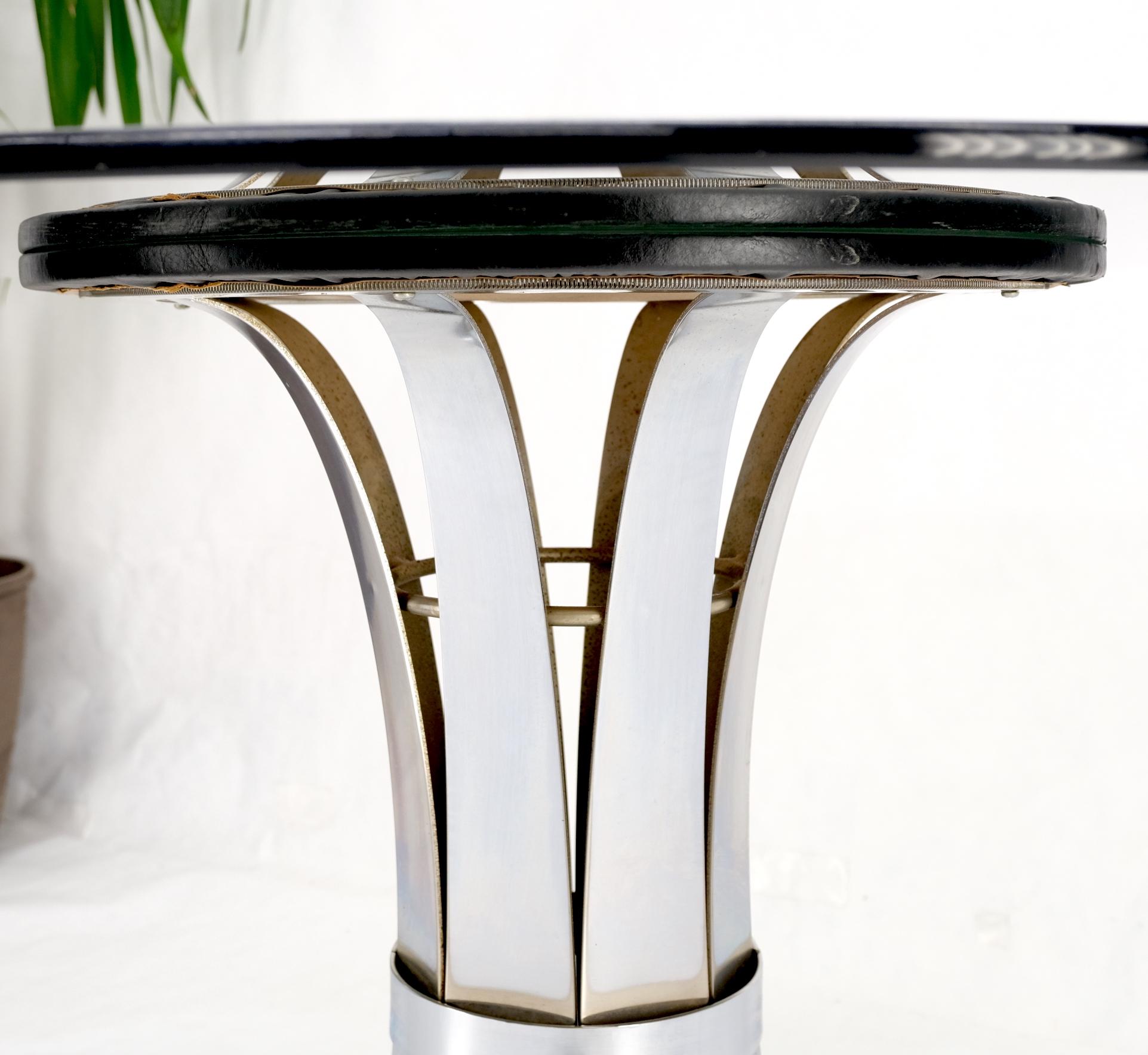 Américain Table basse de salle à manger ronde à plateau en verre fumé avec base en aluminium poli Russel Woodard  en vente