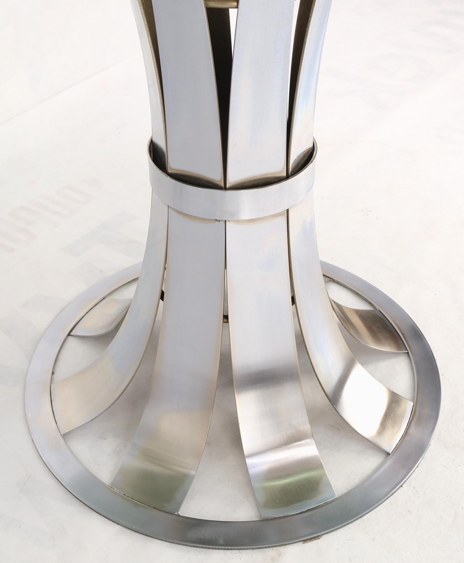 Russel Woodard Esstisch mit runder Rauchglasplatte und poliertem Aluminiumfuß  (amerikanisch) im Angebot