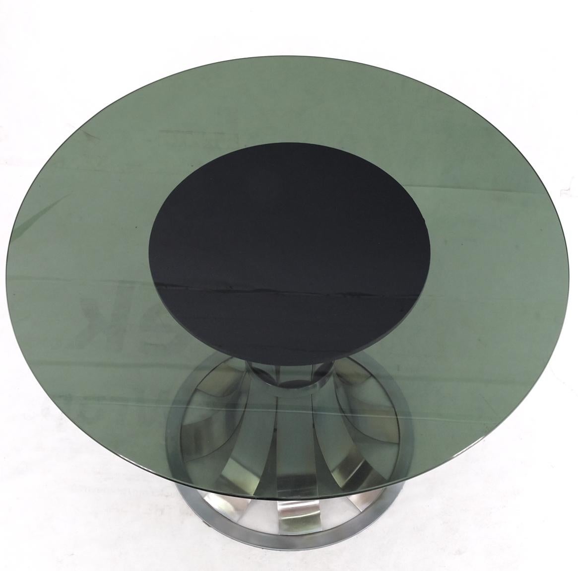 Russel Woodard Esstisch mit runder Rauchglasplatte und poliertem Aluminiumfuß  (Poliert) im Angebot