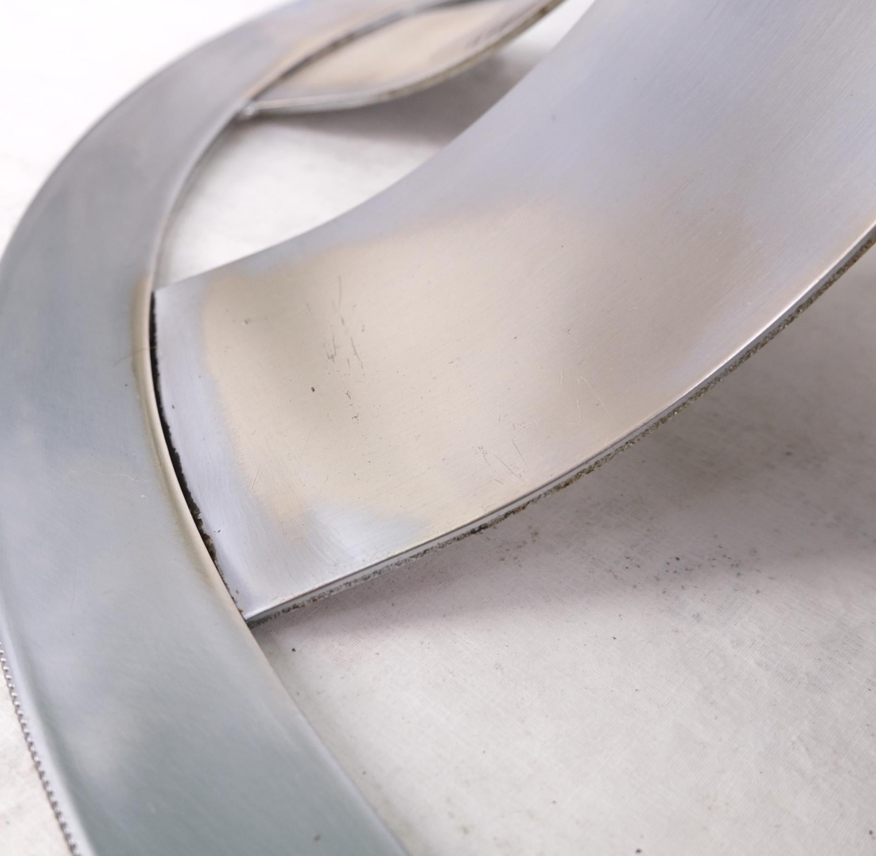 Russel Woodard Esstisch mit runder Rauchglasplatte und poliertem Aluminiumfuß im Angebot 1