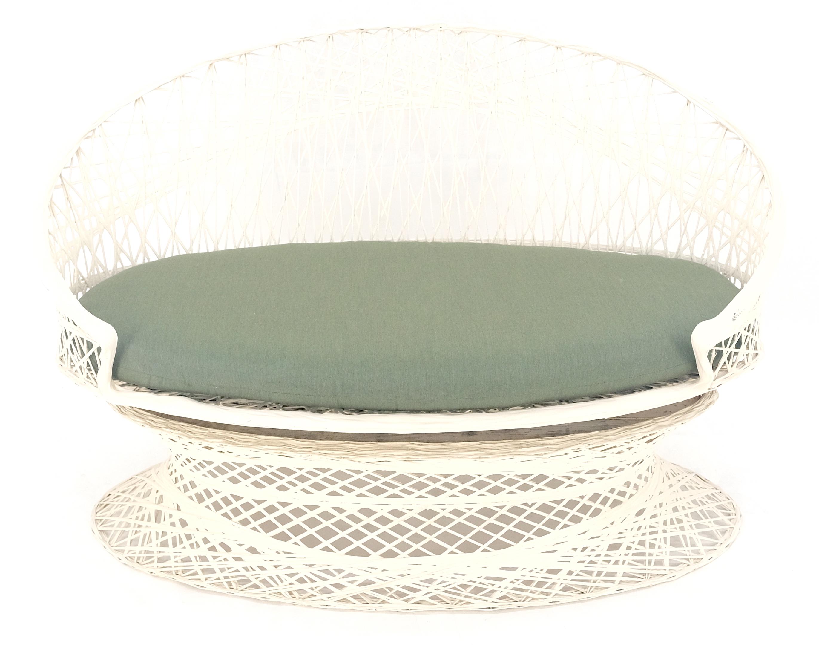 Russel Woodard Spun Fiberglass Oval Outdoor Loveseat Mid Century Modern MINT (Moderne der Mitte des Jahrhunderts) im Angebot