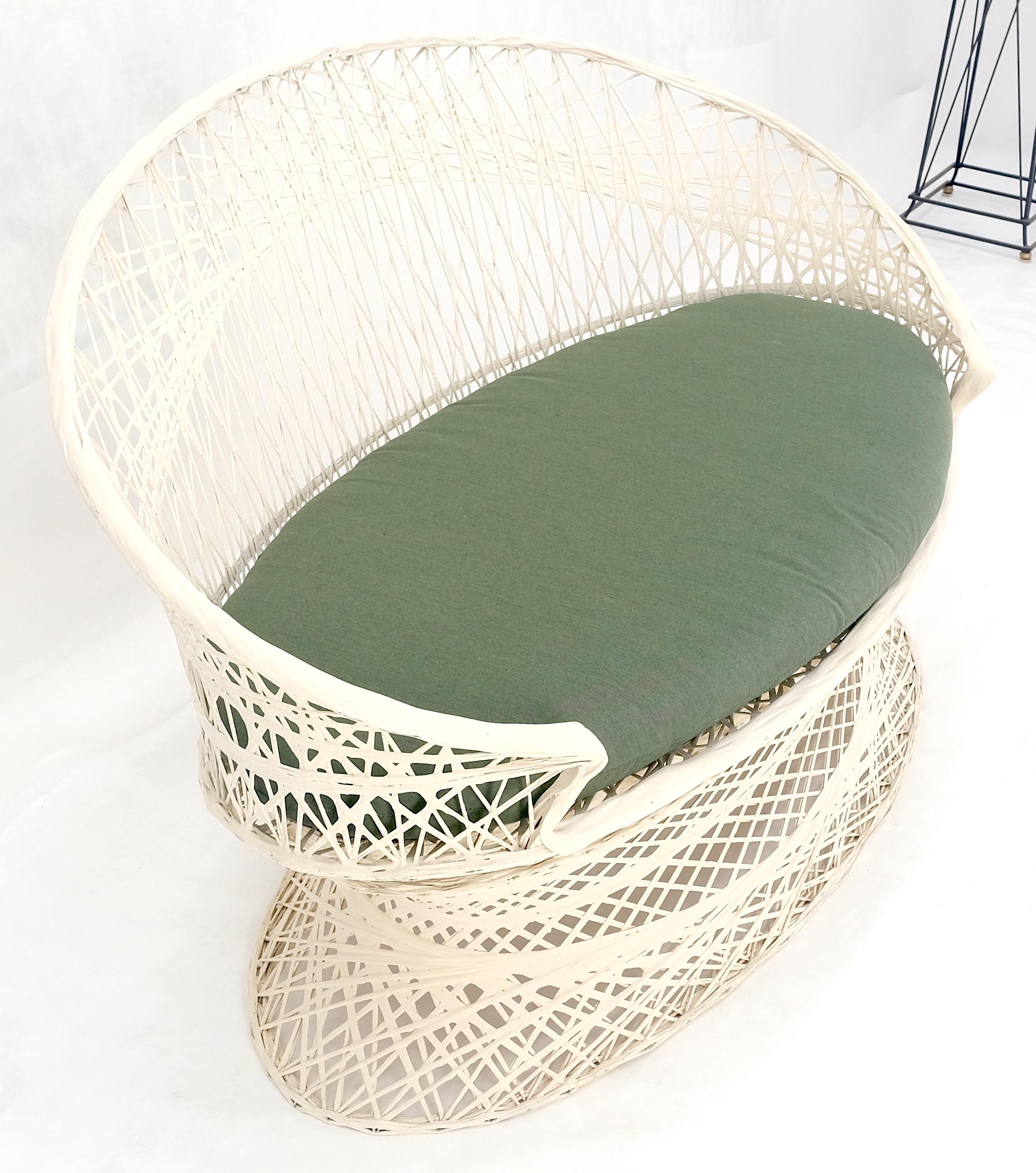 Russel Woodard Spun Fiberglass Oval Outdoor Loveseat Mid Century Modern MINT im Zustand „Gut“ im Angebot in Rockaway, NJ