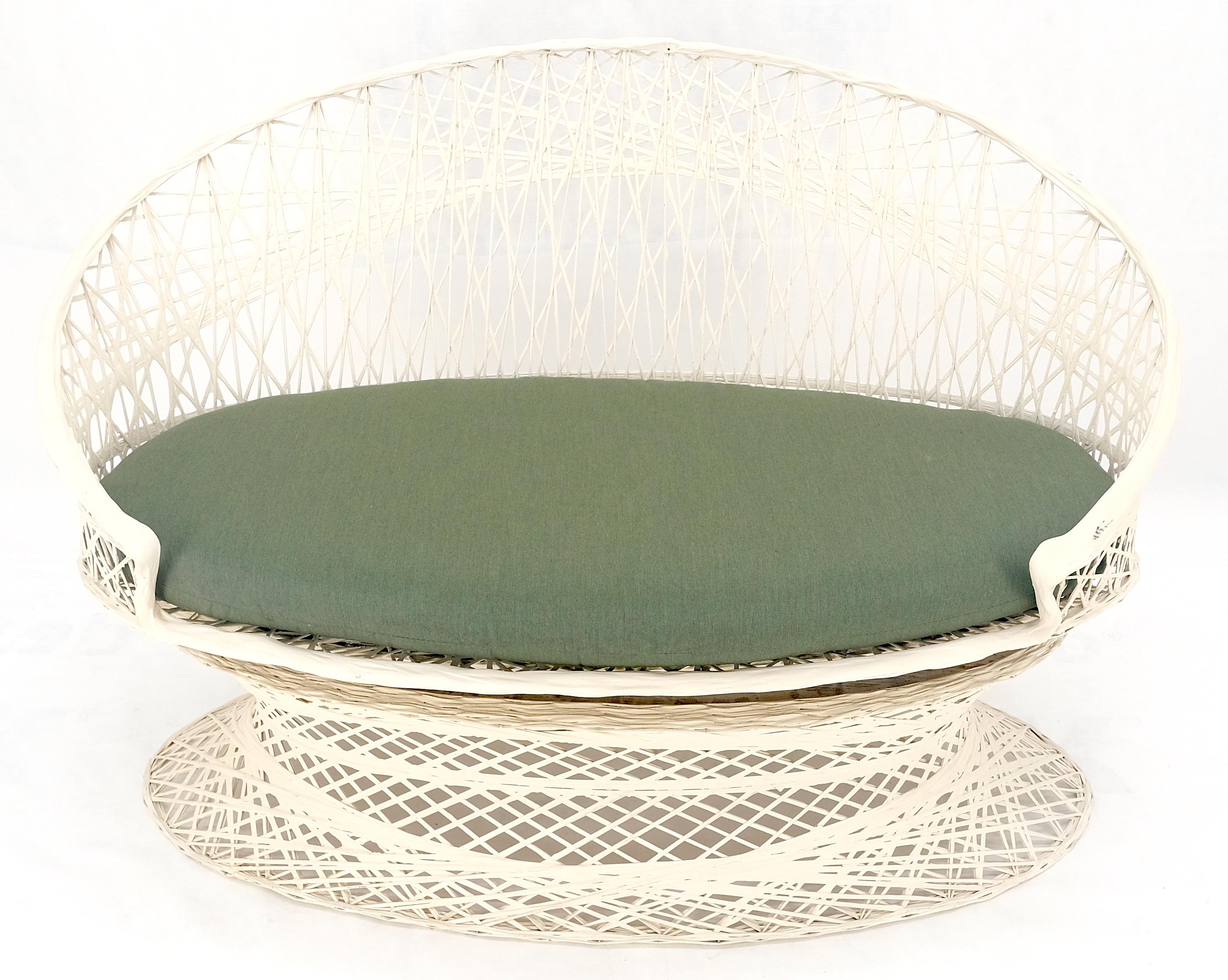 Russel Woodard Spun Fiberglass Oval Outdoor Loveseat Mid Century Modern MINT (20. Jahrhundert) im Angebot