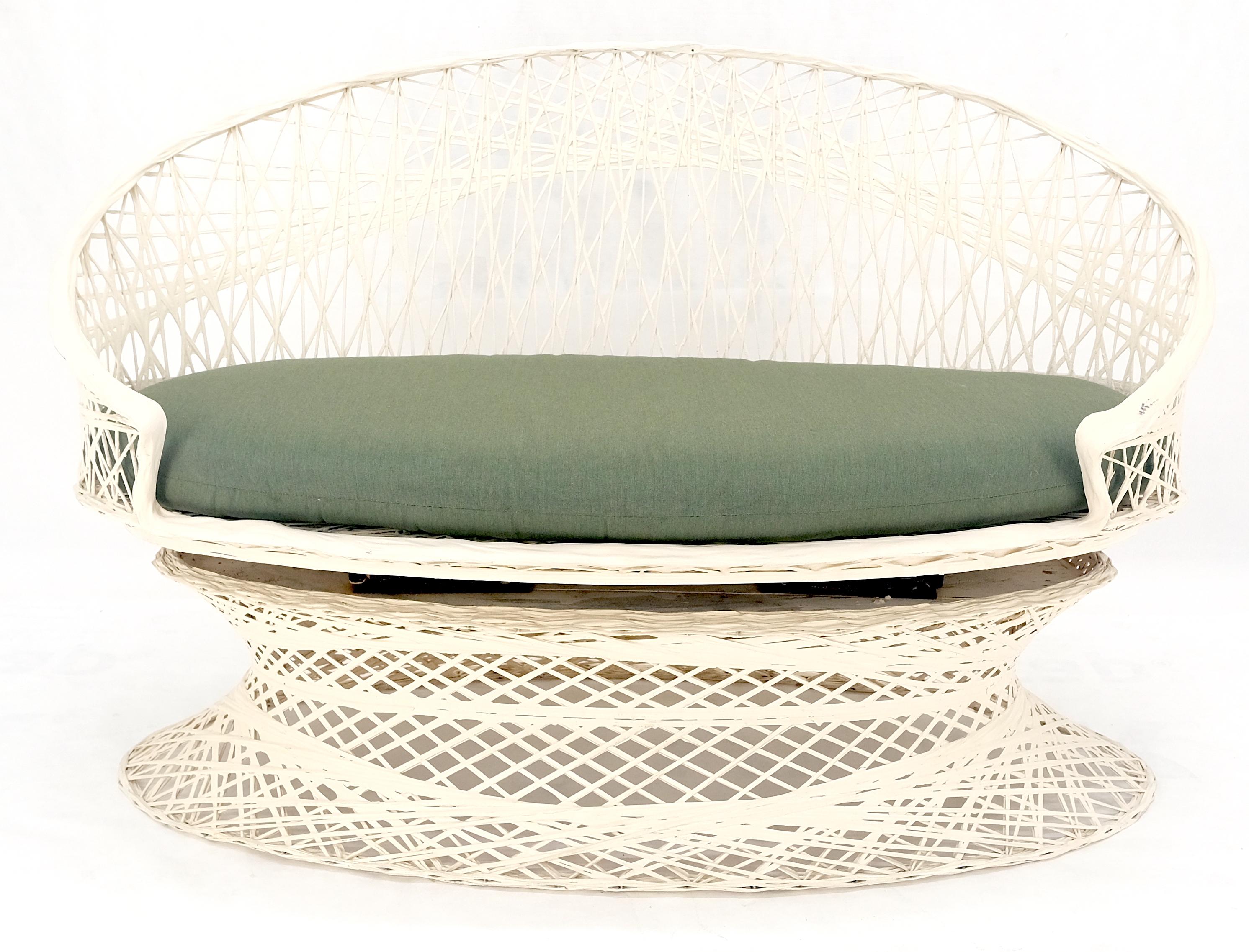 Russel Woodard Spun Fiberglass Oval Outdoor Loveseat Mid Century Modern MINT (Glasfaser) im Angebot