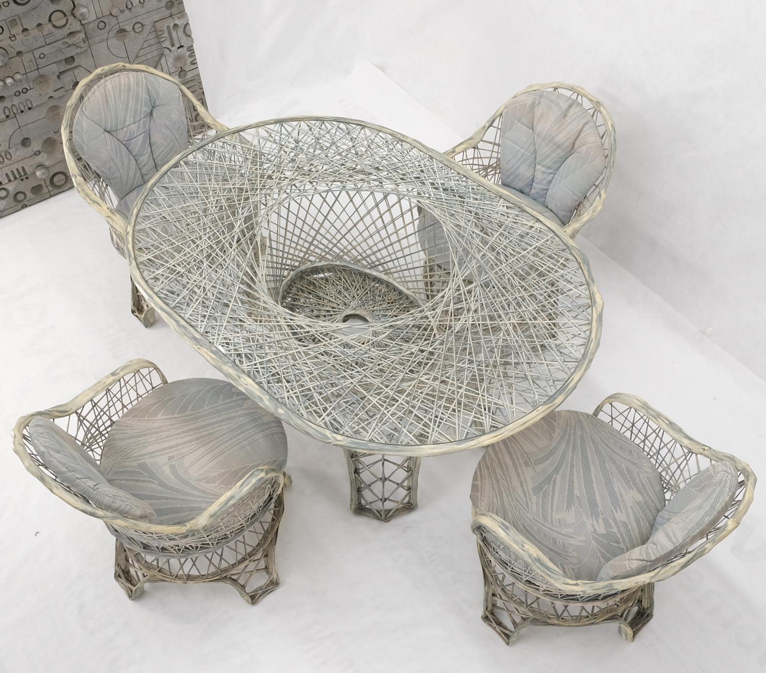 20ième siècle Table de salle à manger de course ovale en fibre de verre filée Russel Woodard, ensemble extérieur de 4 chaises en vente