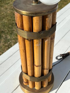 Lampada da tavolo Russel Wright in bambù e ottone con rivestimento in rame e due prese di corrente