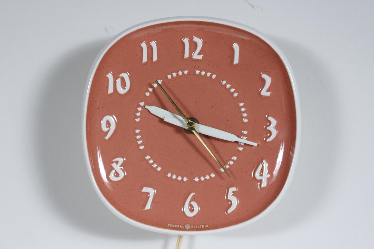 Russel Wright General Electric & Harkerware Ceramic Coral Hanging Wall Clock In Good Condition For Sale In Bainbridge, NY