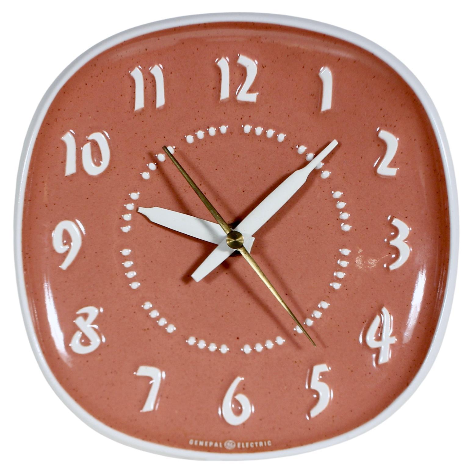 Russel Wright General Electric & Harkerware Orologio da parete in ceramica color corallo