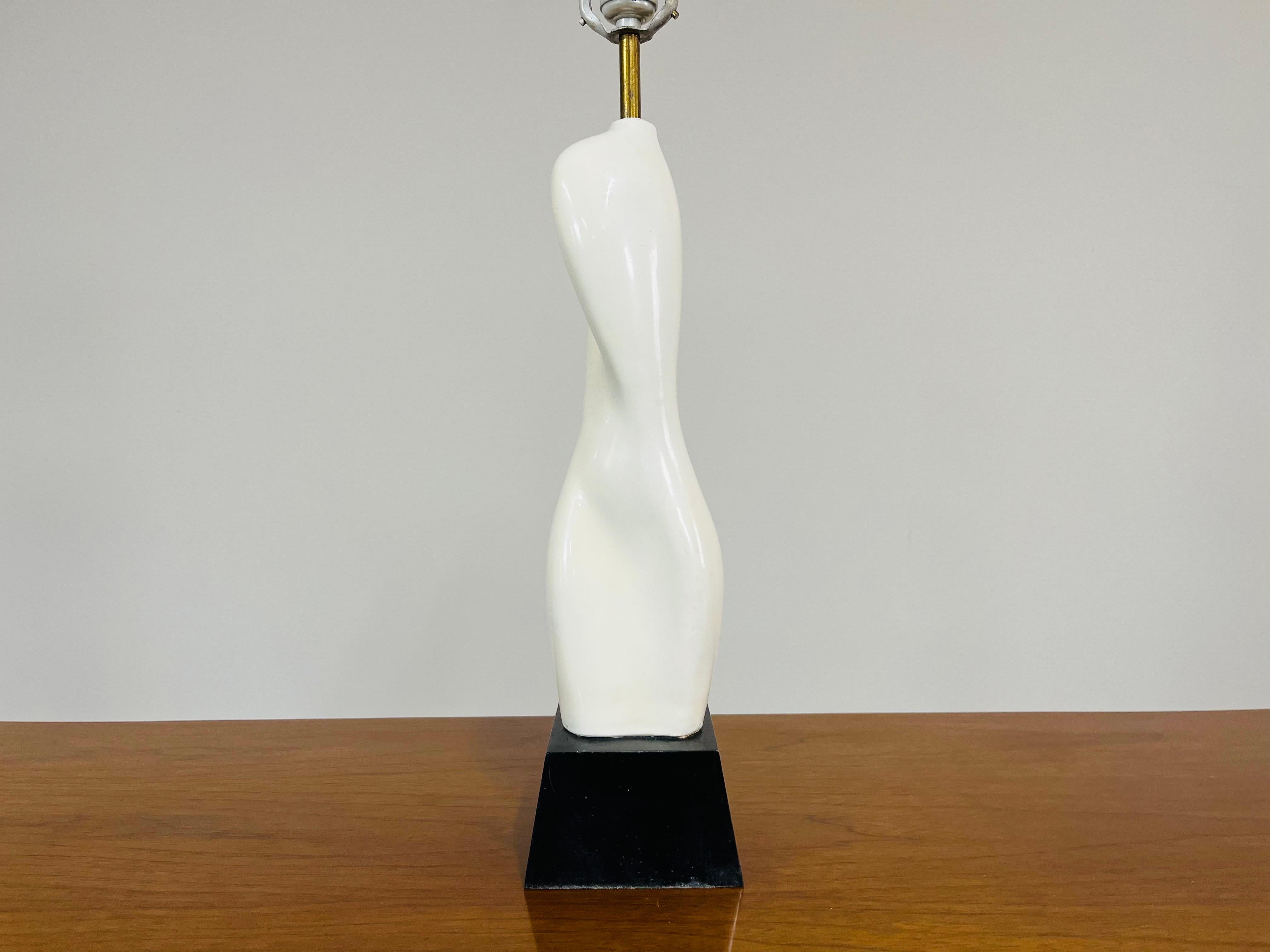Mid-Century Modern Lampe de table figurative du milieu du siècle de Russel Wright, femme nue, circa 1950 en vente