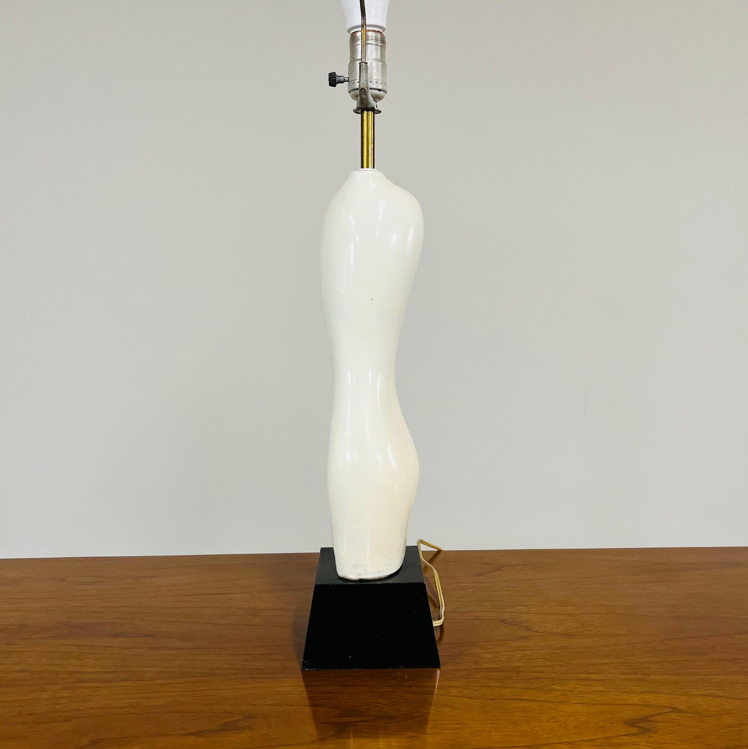 Américain Lampe de table figurative du milieu du siècle de Russel Wright, femme nue, circa 1950 en vente
