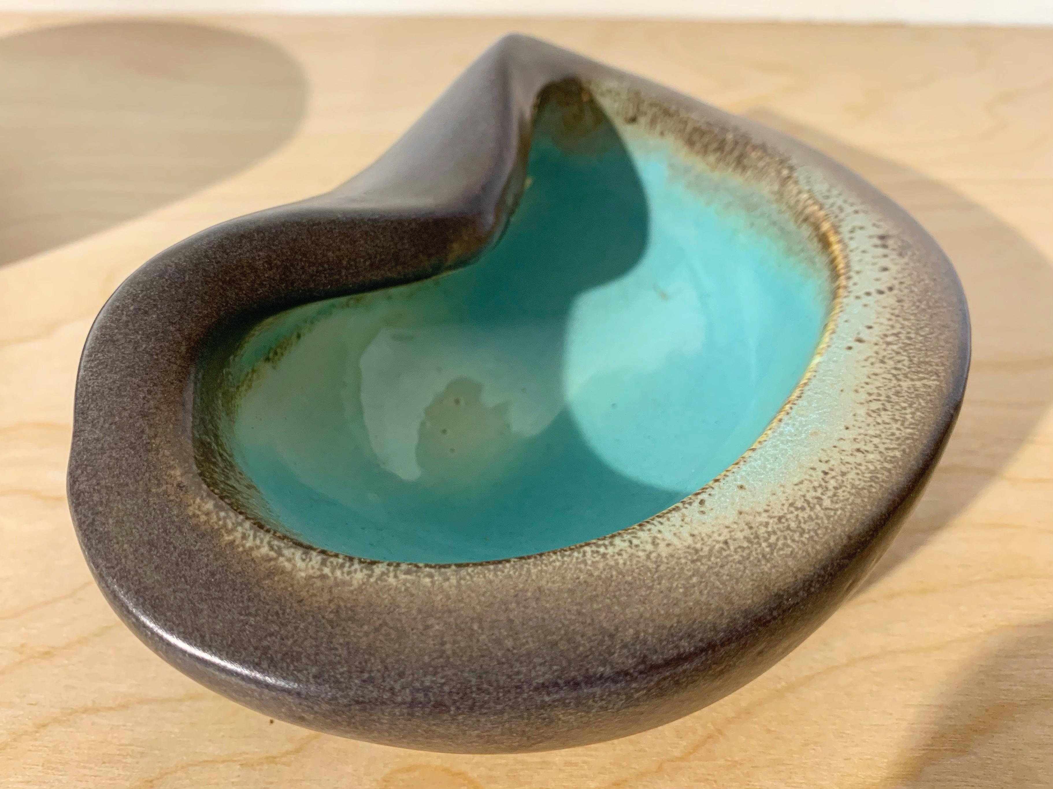Russel Wright for Bauer Pottery Mid-Century Modern Stoneware Bowl in Turquoise In Excellent Condition In Decatur, GA