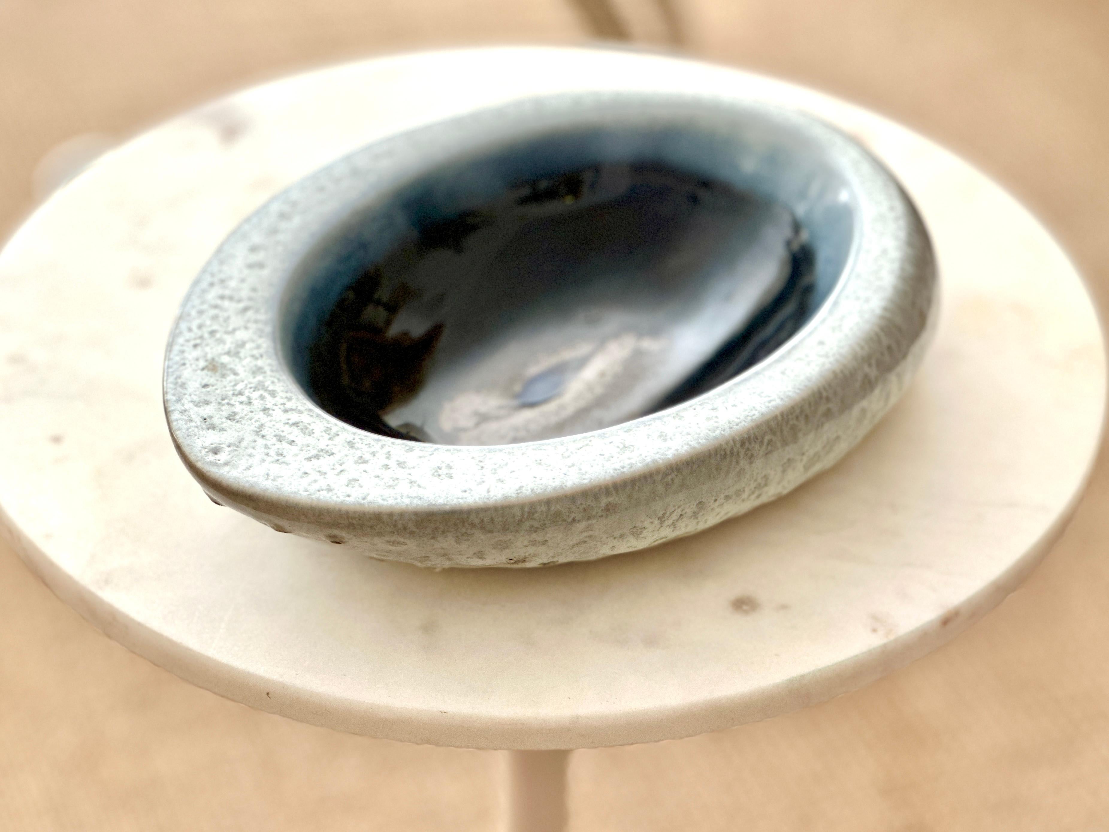 Un bol oblong vintage fabriqué par Bauer Pottery à Atlanta, en Géorgie.  Le design est l'œuvre du célèbre designer du milieu du siècle dernier, Russel Wright.  Après le succès de la ligne 