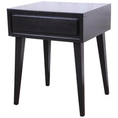 Table de nuit moderne américaine de Russel Wright pour Conant Ball, nouvellement revernie