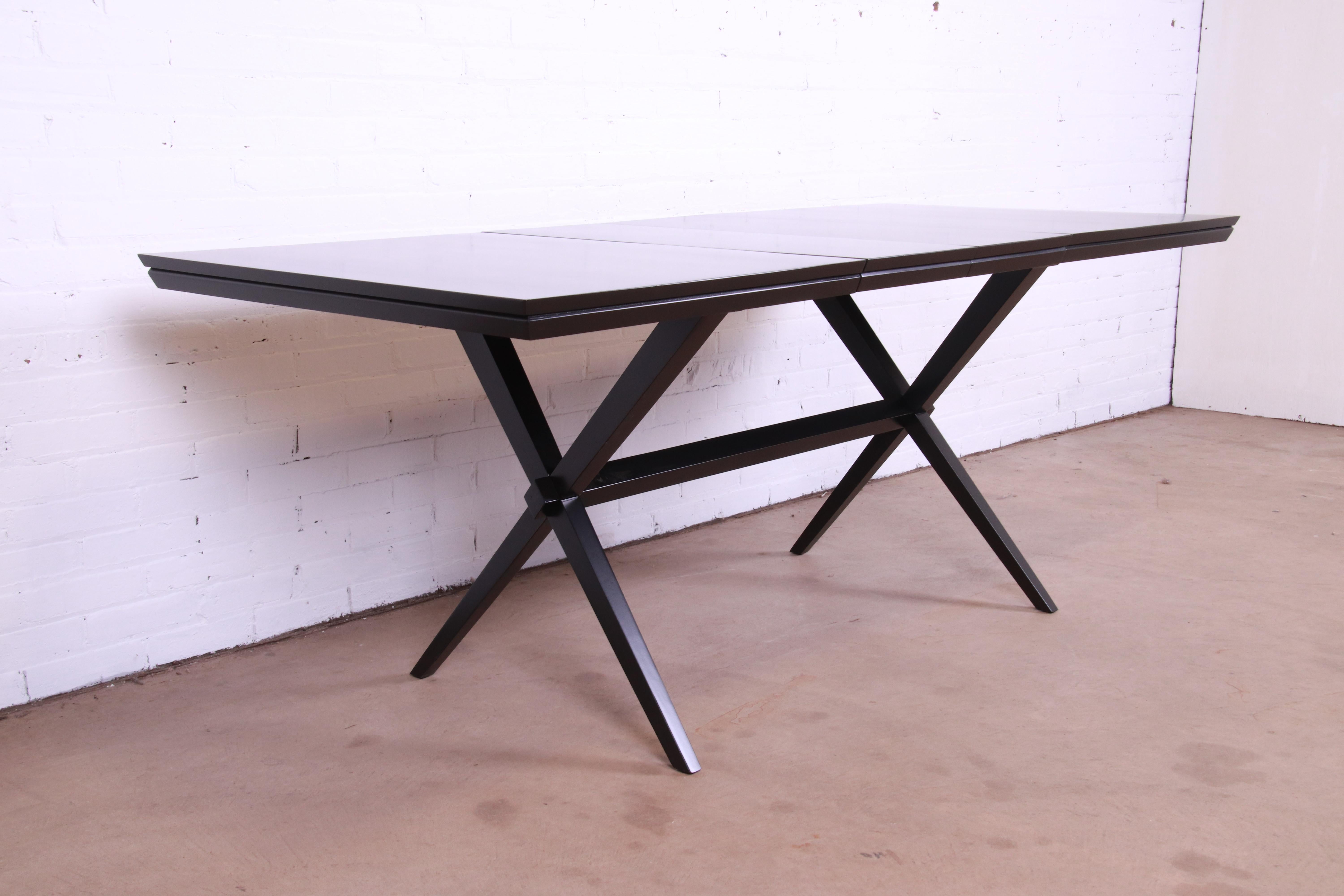 A sleek and stylish Mid-Century Modern extension dining table

By Russel Wright for Conant Ball

USA, 1950s

Solid birch, in black lacquered finish.

Measures: 54