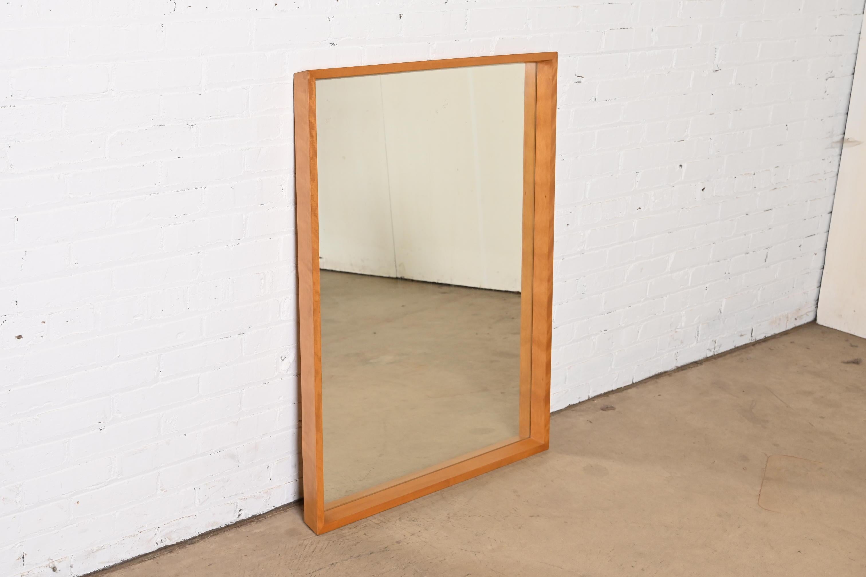 A stylish Mid-Century Modern birch wood framed large wall mirror

By Russel Wright for Conant Ball

USA, 1950s

Measures: 31.63