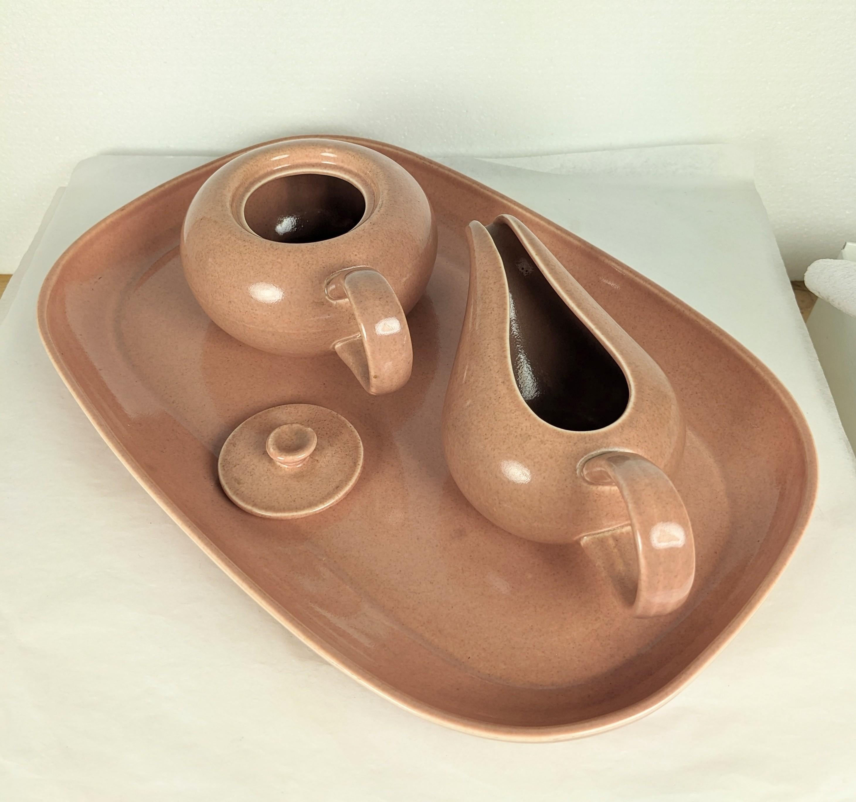 Russel Wright Iroquois-Set aus rosafarbenem Set mit Unterteller (Keramik) im Angebot