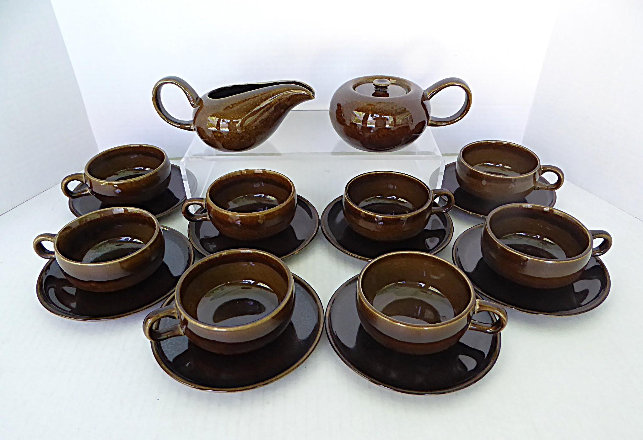  Metà secolo Russel Wright (1904-1976) Bean Brown American Modern in ceramica 8 tazze da caffè e gruppo di lattiere/zuccheriere.  Il Bean Brown era disponibile in smalti scuri, chiari, schiumosi e in altre varianti a seconda del giorno di