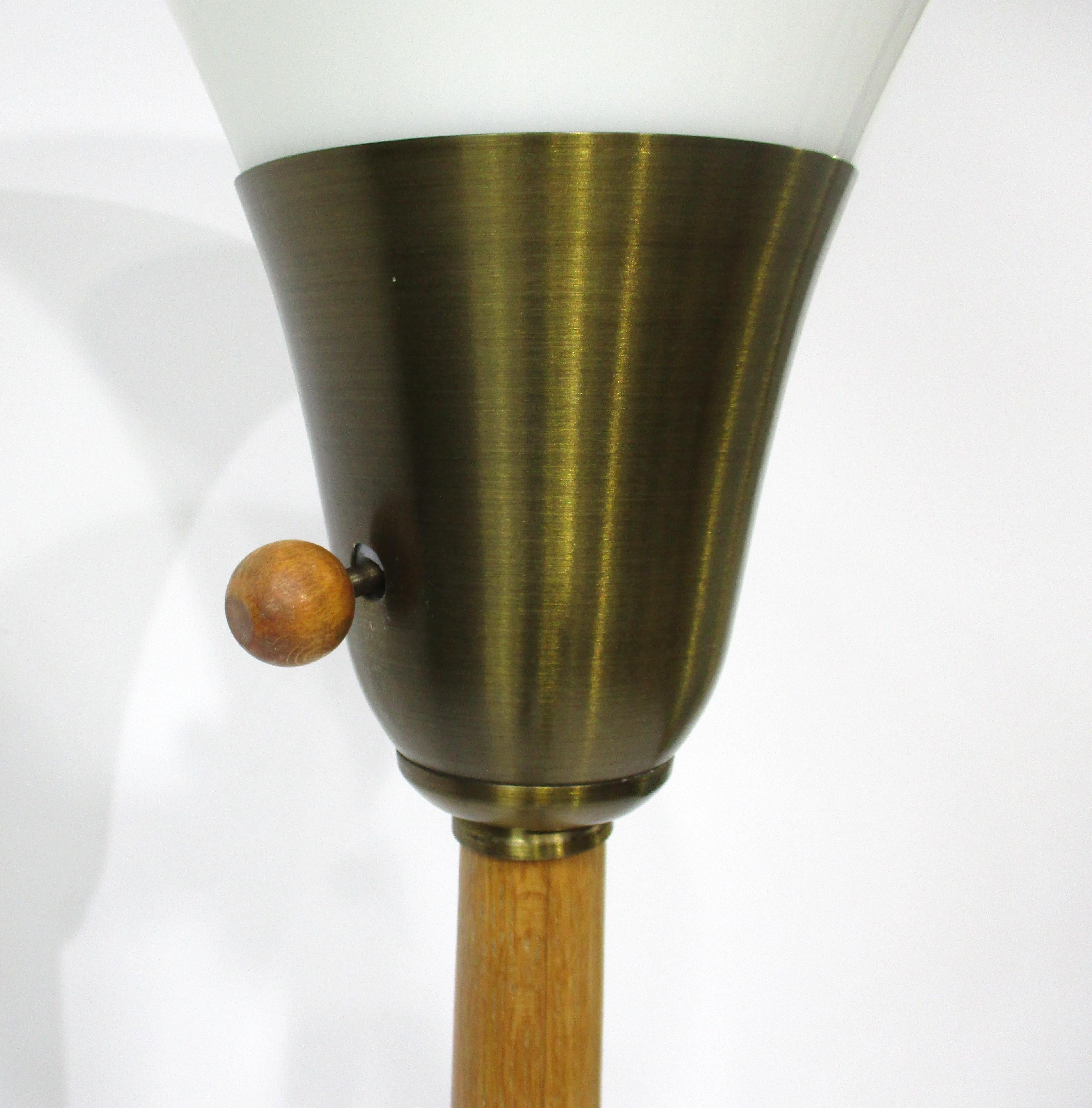 Mid-Century moderno Lampada da terra di metà secolo Russel Wright in vendita