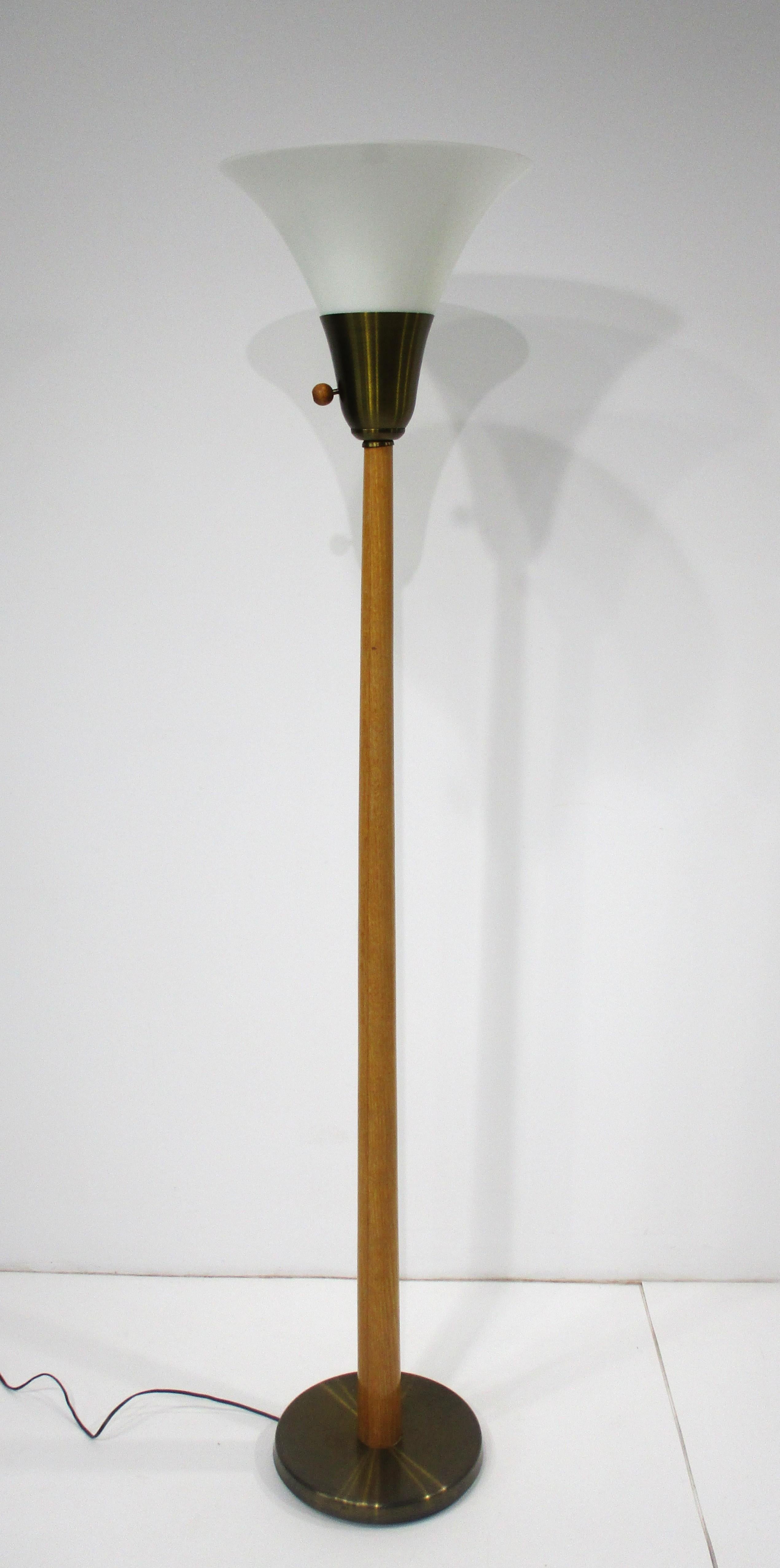 Ottone Lampada da terra di metà secolo Russel Wright in vendita