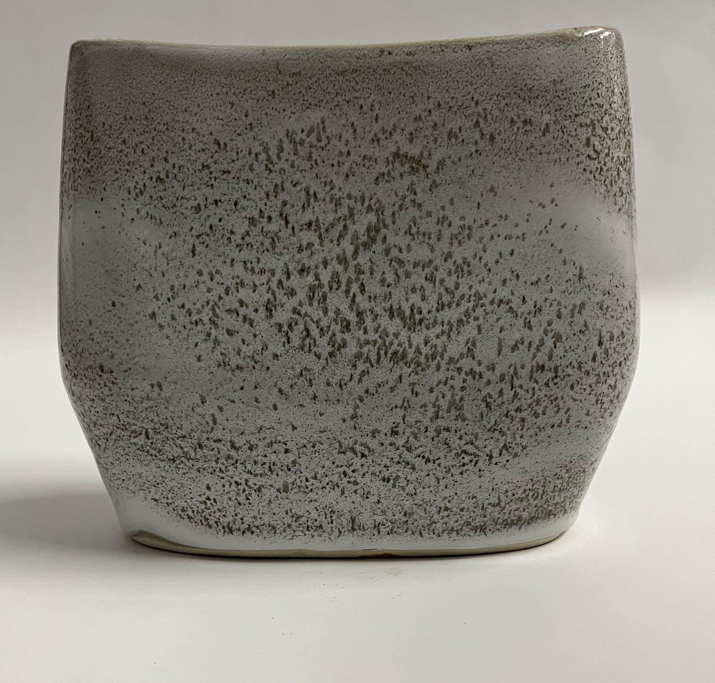 Un vaso a cuscino di Russel Wright
Prodotto da Bauer Pottery nel 1945
Smalto variegato grigio spumeggiante
Un esempio molto bello