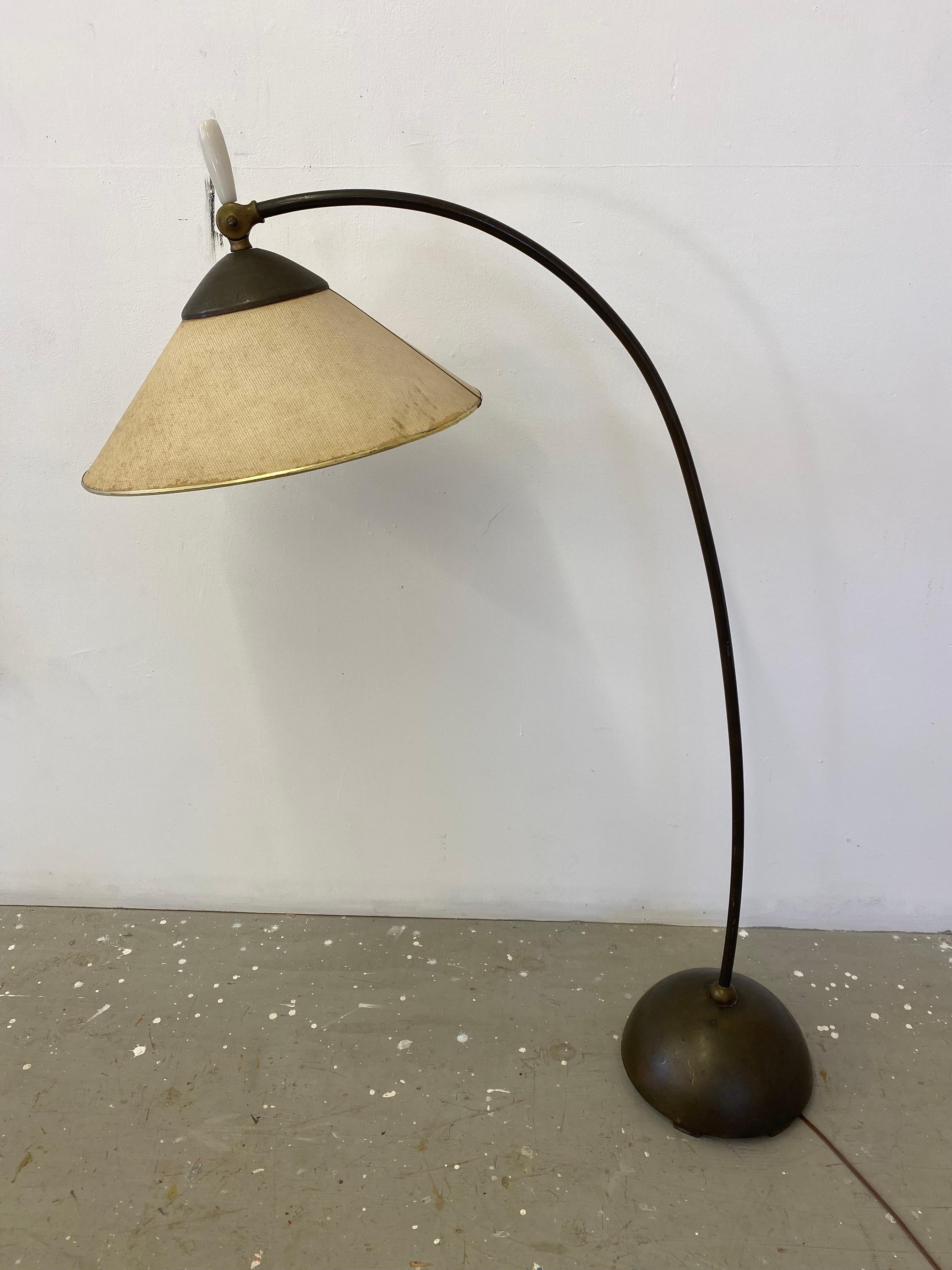 Lampadaire pivotant Russel Wright pour Fairmont Lamp Company, vers 1954. Un exemple incroyablement original ! Abat-jour original en fibre de verre, peinture originale et patine sur le laiton ! La lampe se déplace dans une multitude de positions pour